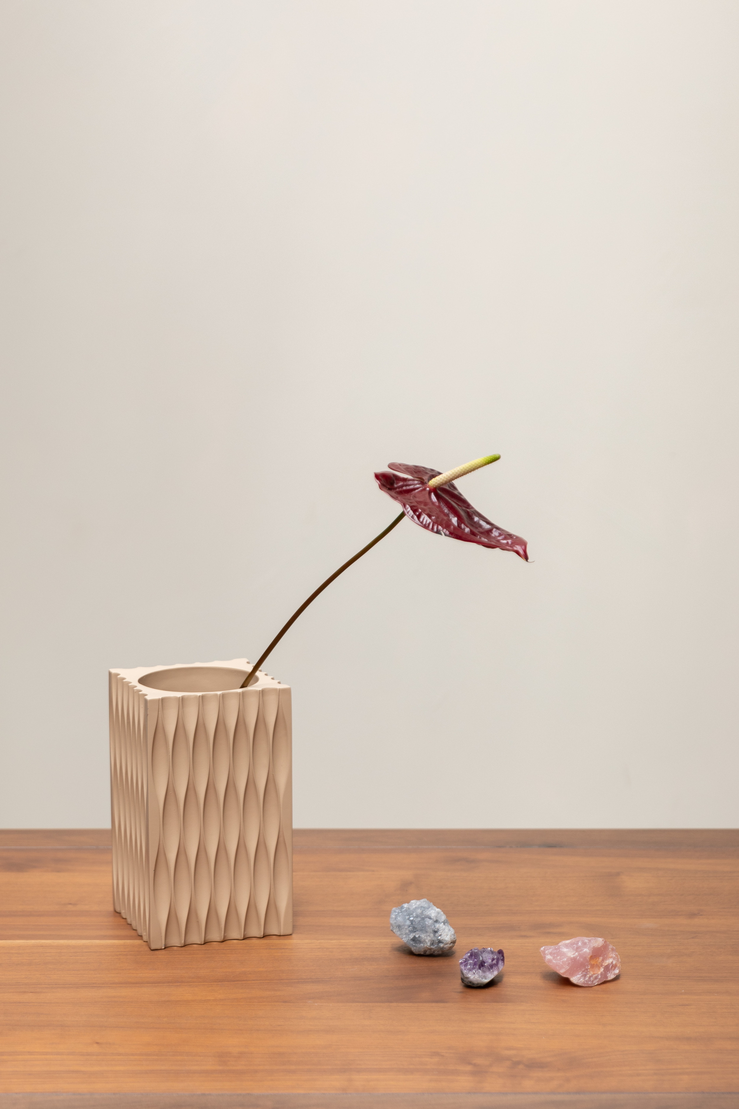 Zuiver Vaas 'Riley' Resin, kleur Beige