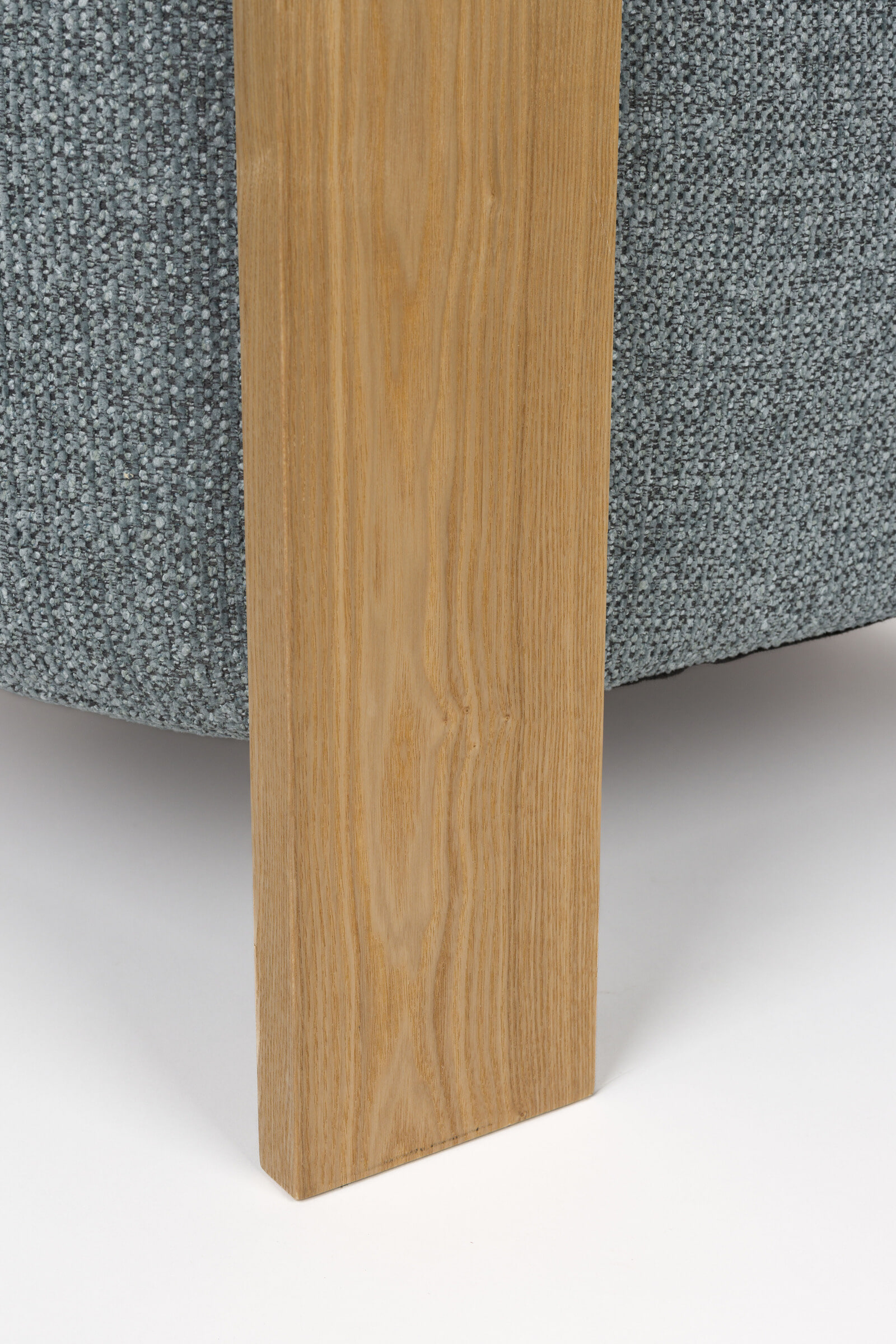 Zuiver Fauteuil 'Oolong' Bouclé en eikenhout, kleur Ocean Blue