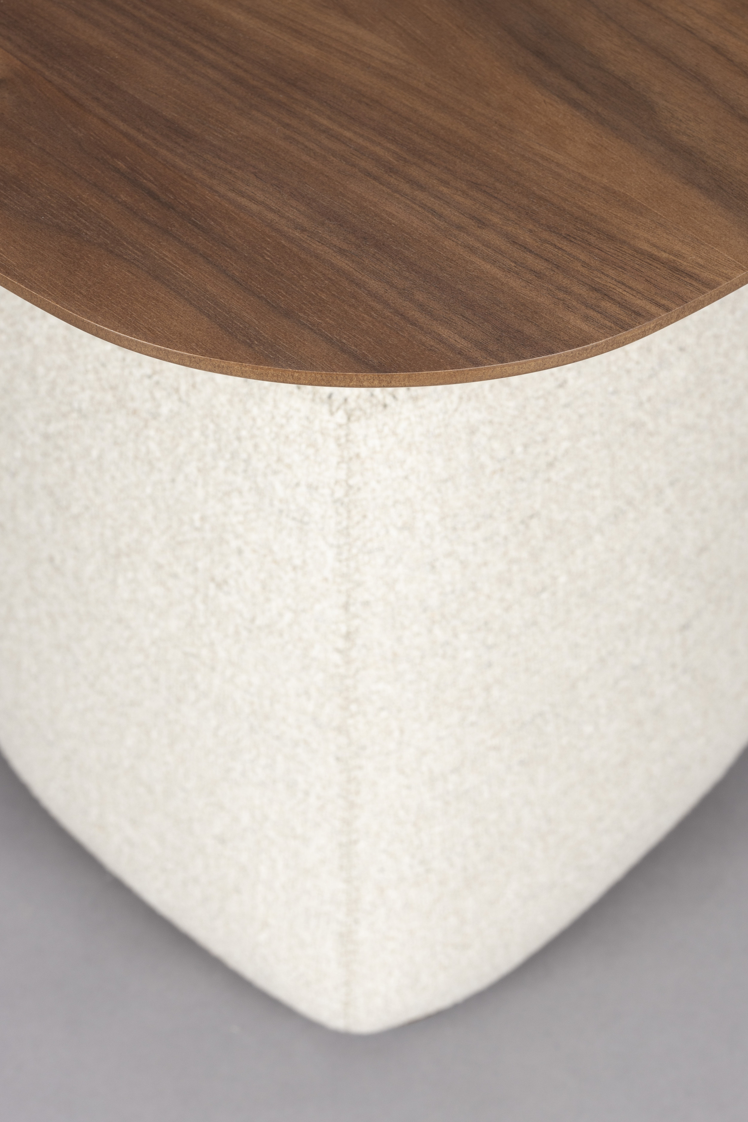 Dutchbone Bijzettafel 'Shelly' Gemêleerde stof en walnootlook, 48 x 48cm, kleur Off White