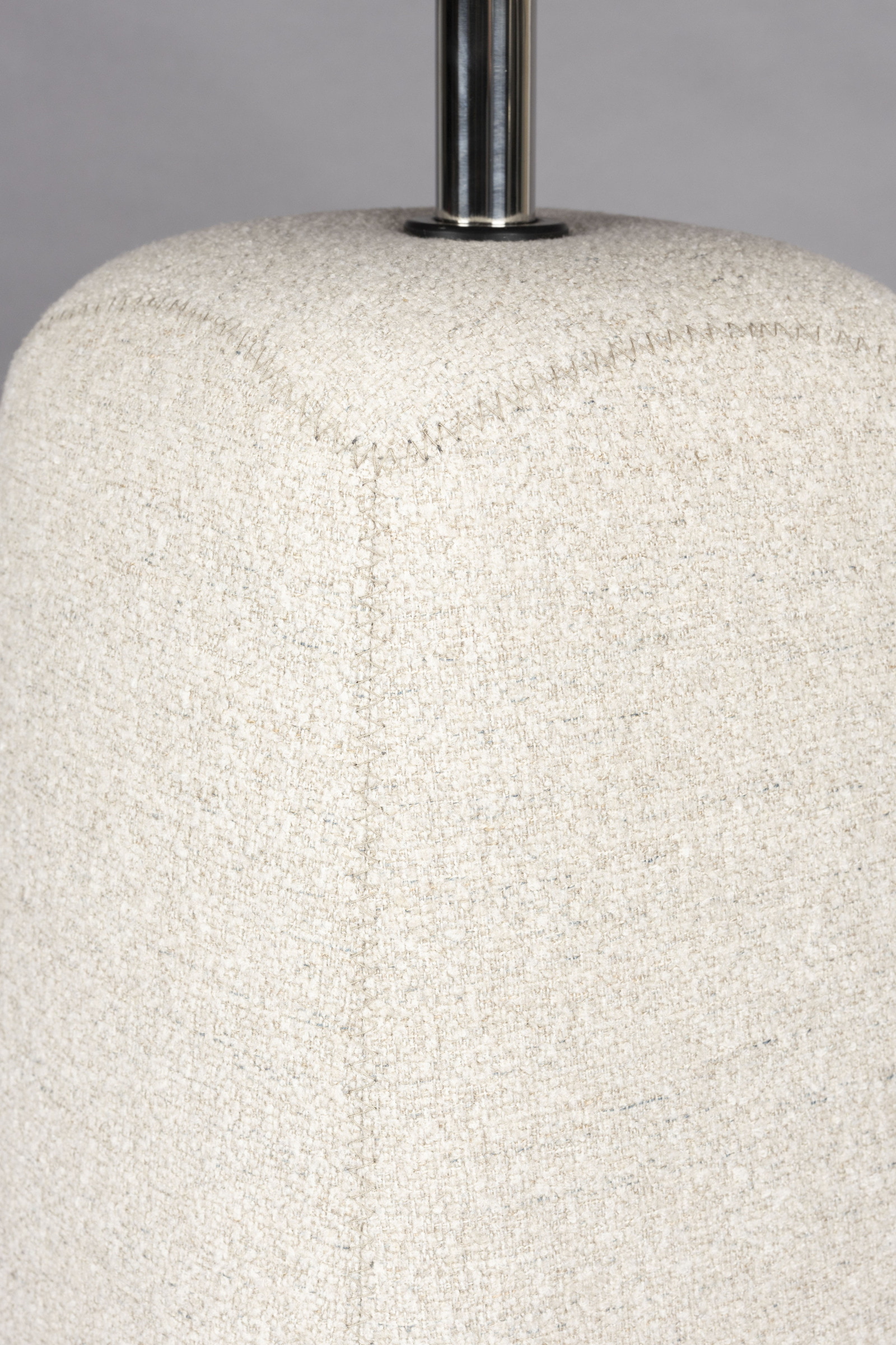 Dutchbone Bijzettafel 'Shelly' Gemêleerde stof en walnootlook, 48 x 48cm, kleur Off White