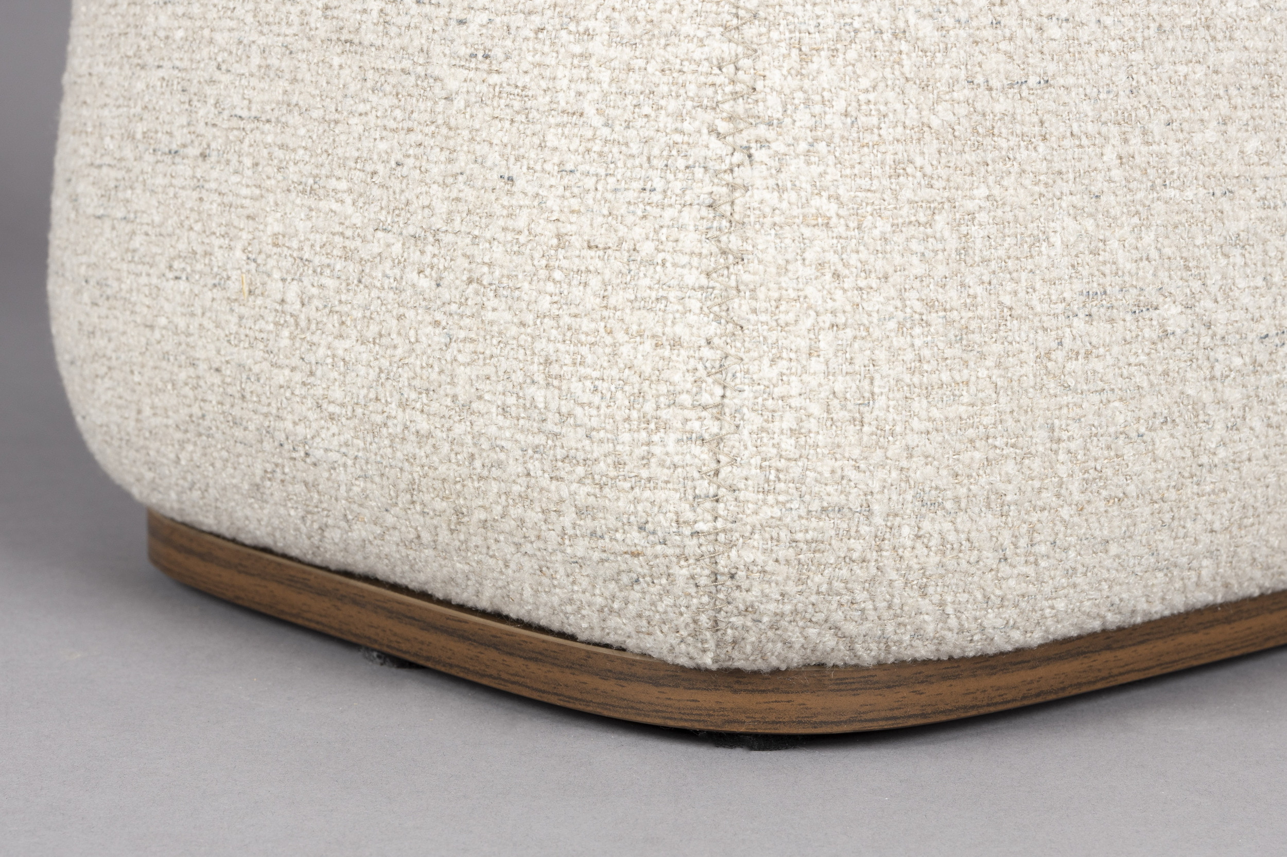 Dutchbone Bijzettafel 'Shelly' Gemêleerde stof en walnootlook, 48 x 48cm, kleur Off White