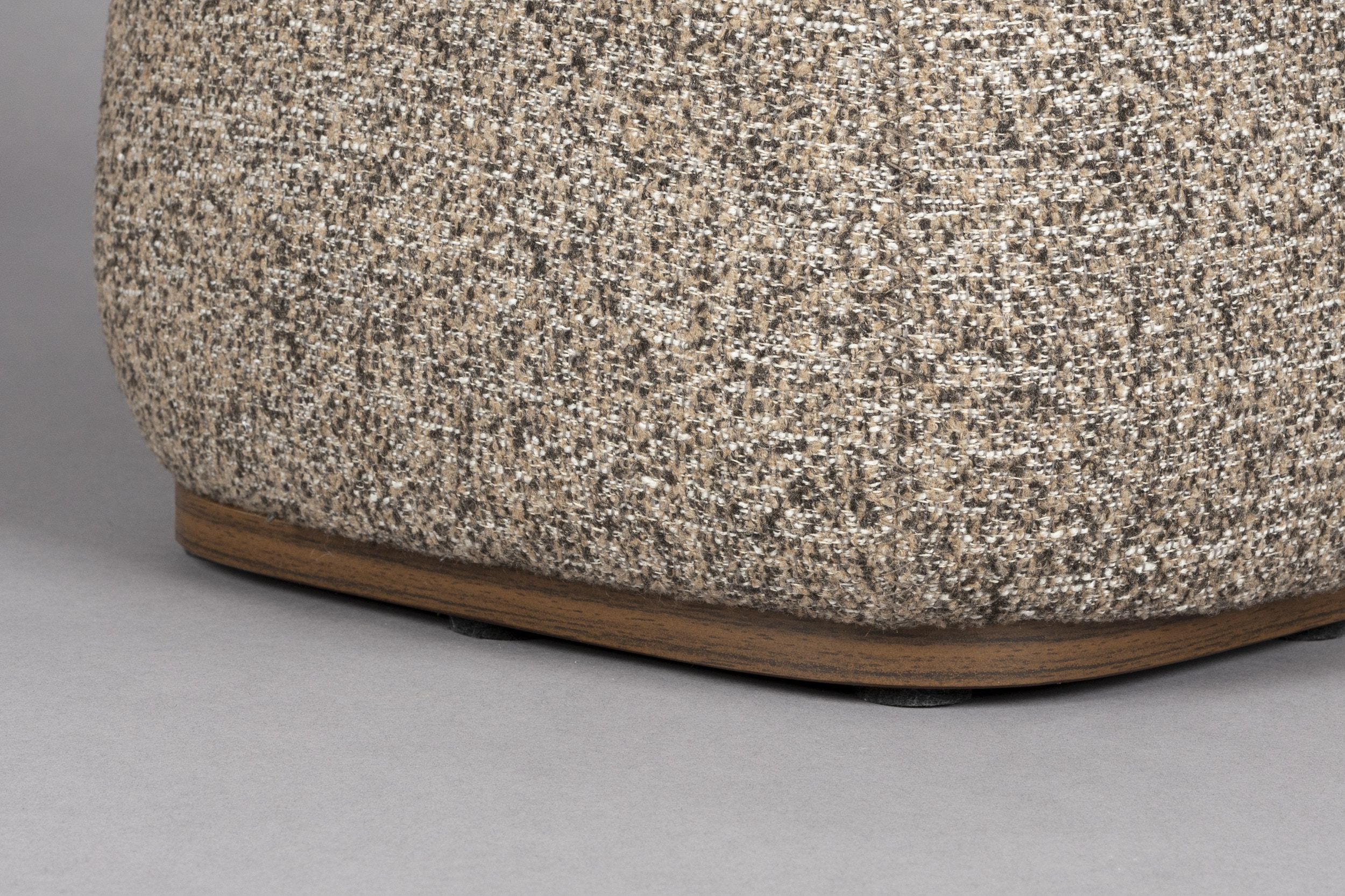 Dutchbone Bijzettafel 'Shelly' Gemêleerde stof en walnootlook, 48 x 48cm, kleur Cinnamon