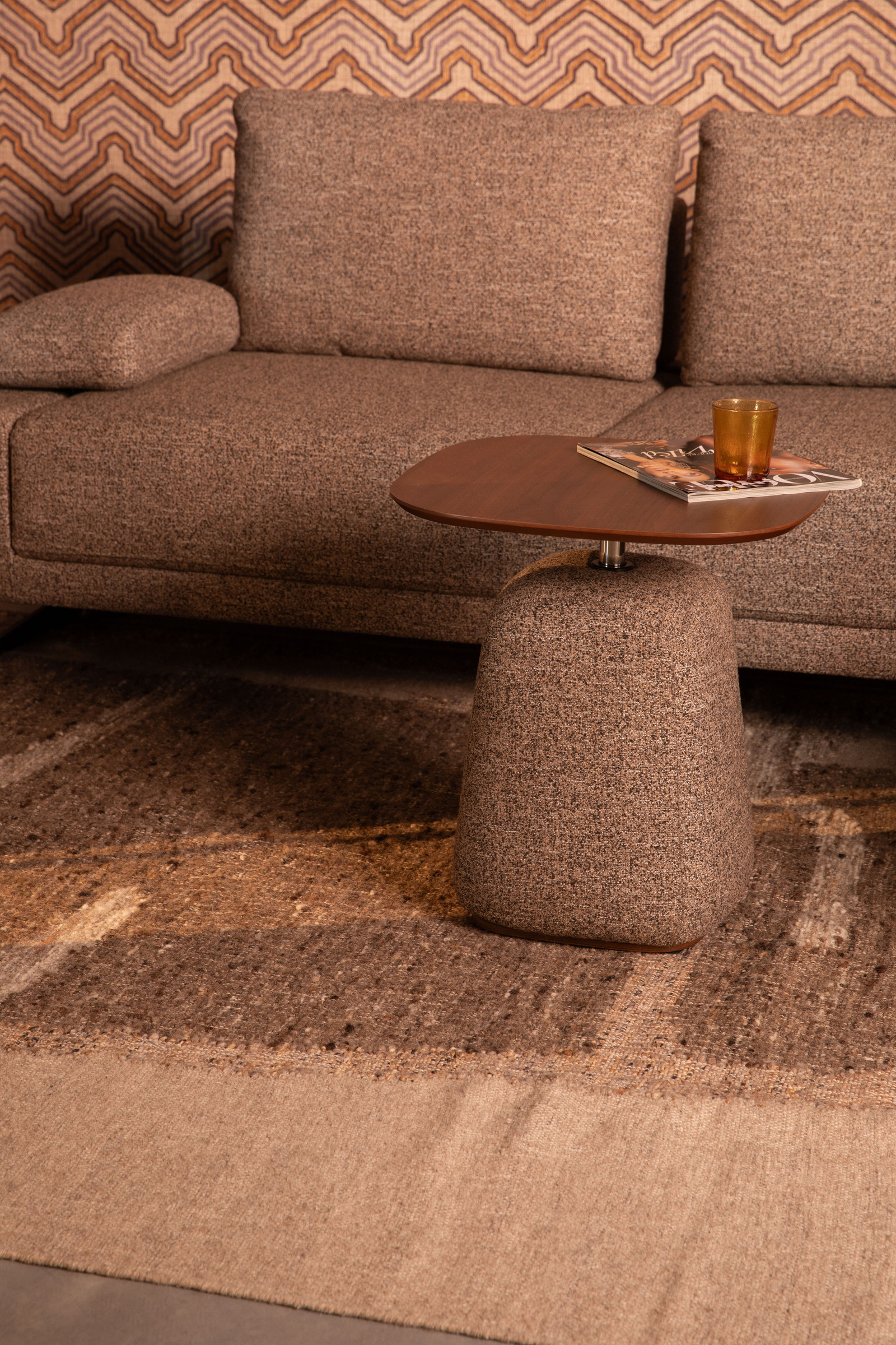 Dutchbone Bijzettafel 'Shelly' Gemêleerde stof en walnootlook, 48 x 48cm, kleur Cinnamon