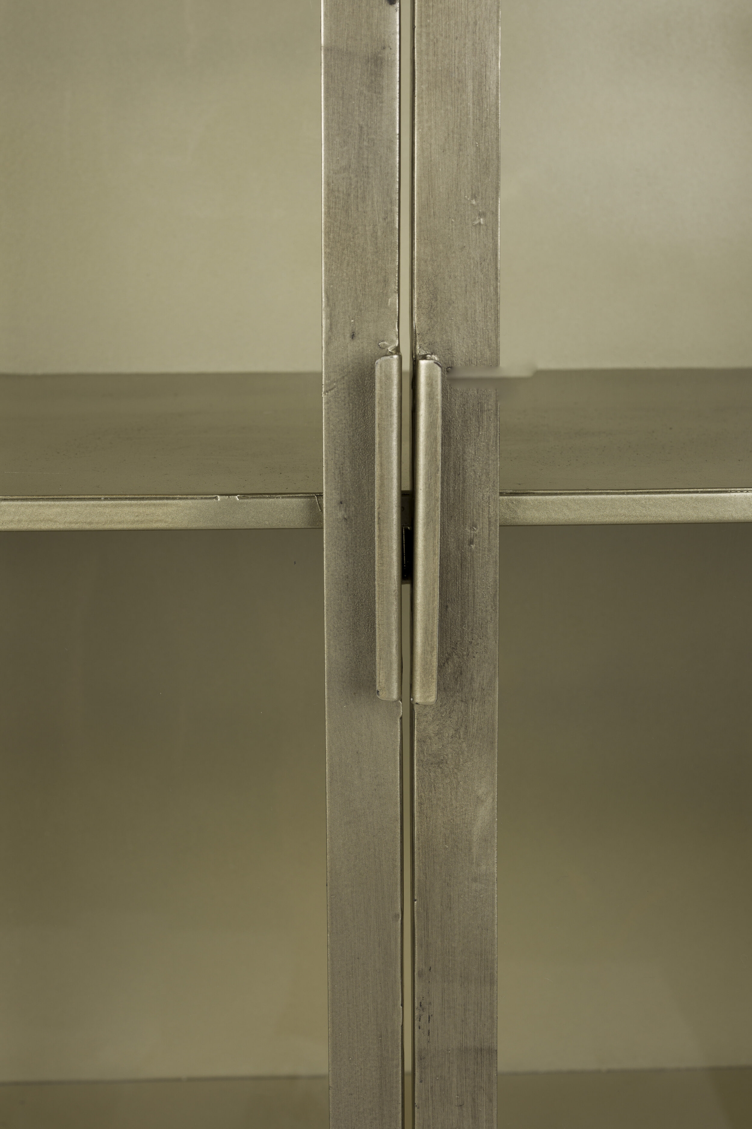 Dutchbone Vitrinekast 'Monviso' 151 x 64cm, kleur Goud