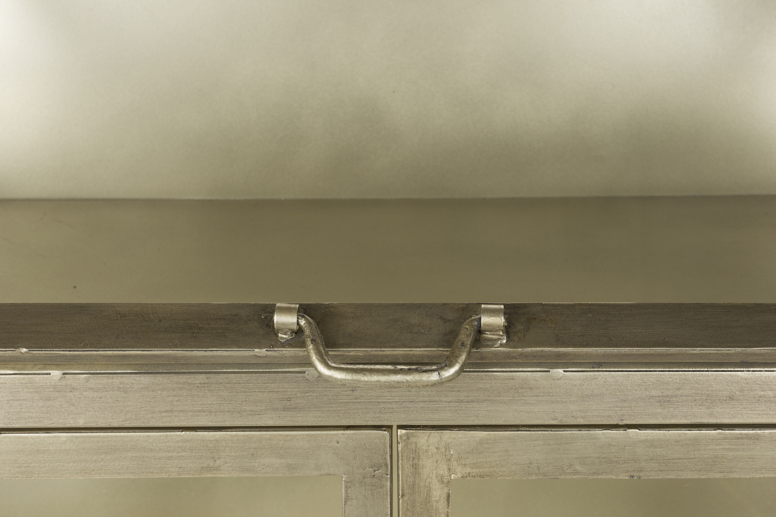 Dutchbone Vitrinekast 'Monviso' 151 x 64cm, kleur Goud