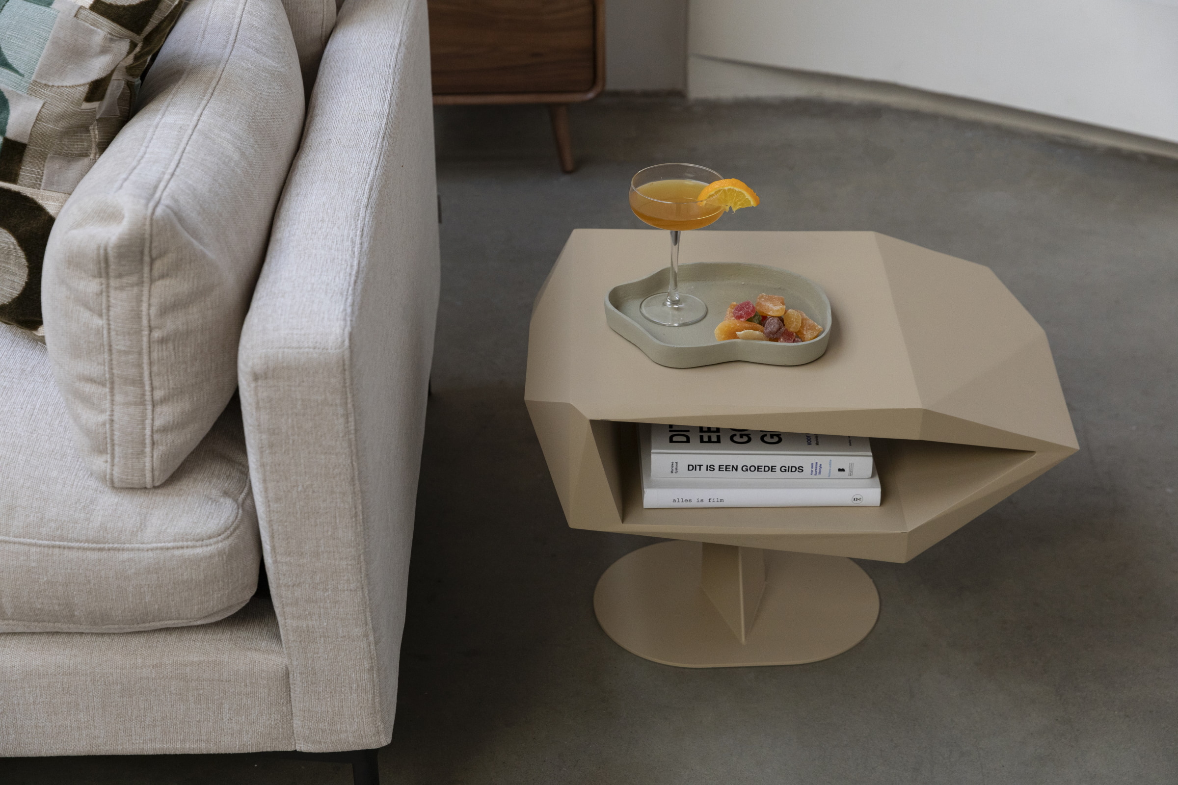 Zuiver Bijzettafel 'North' Resin en staal, 60 x 40cm, kleur Beige