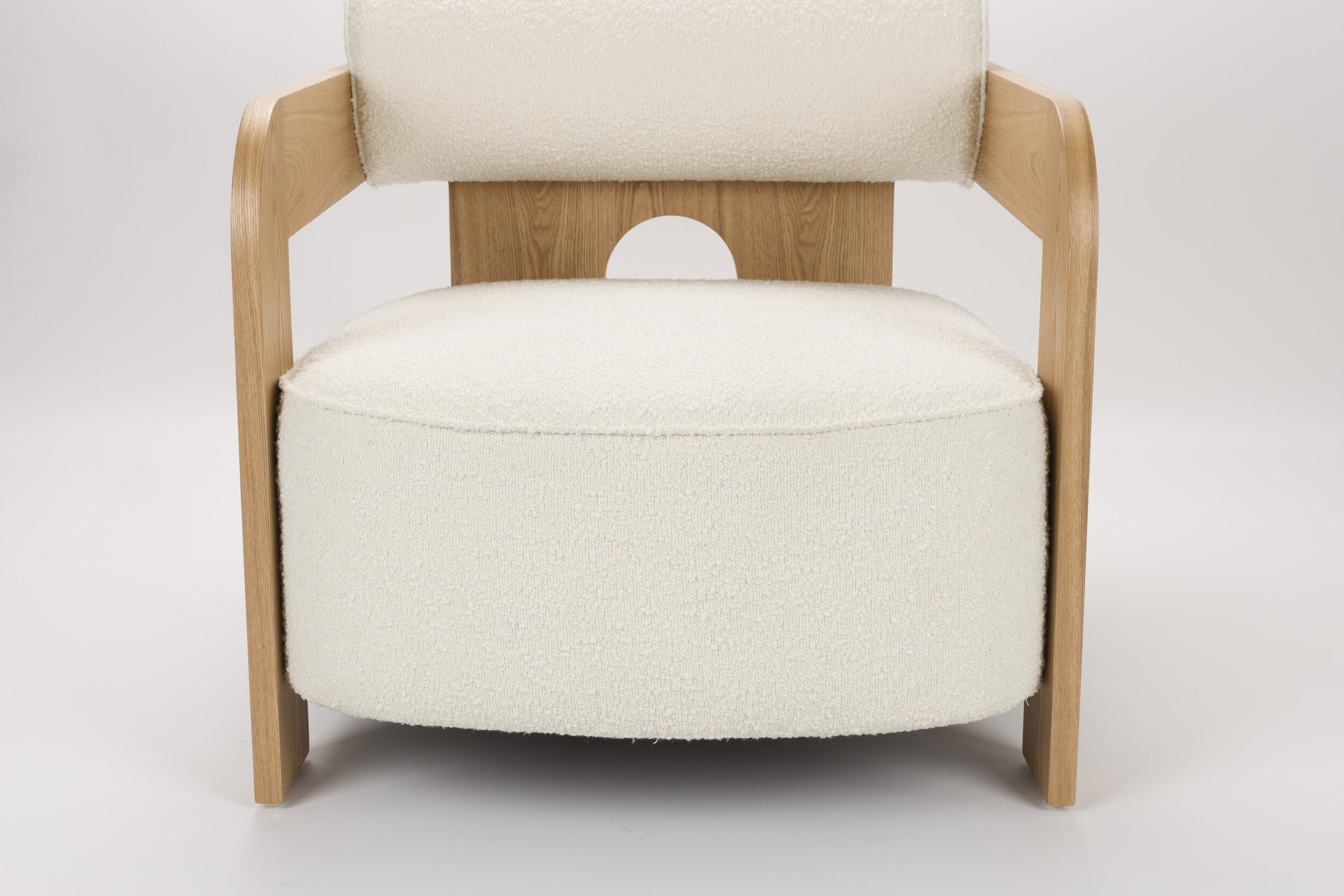 Zuiver Fauteuil 'Oolong' Bouclé en eikenhout, kleur Beige