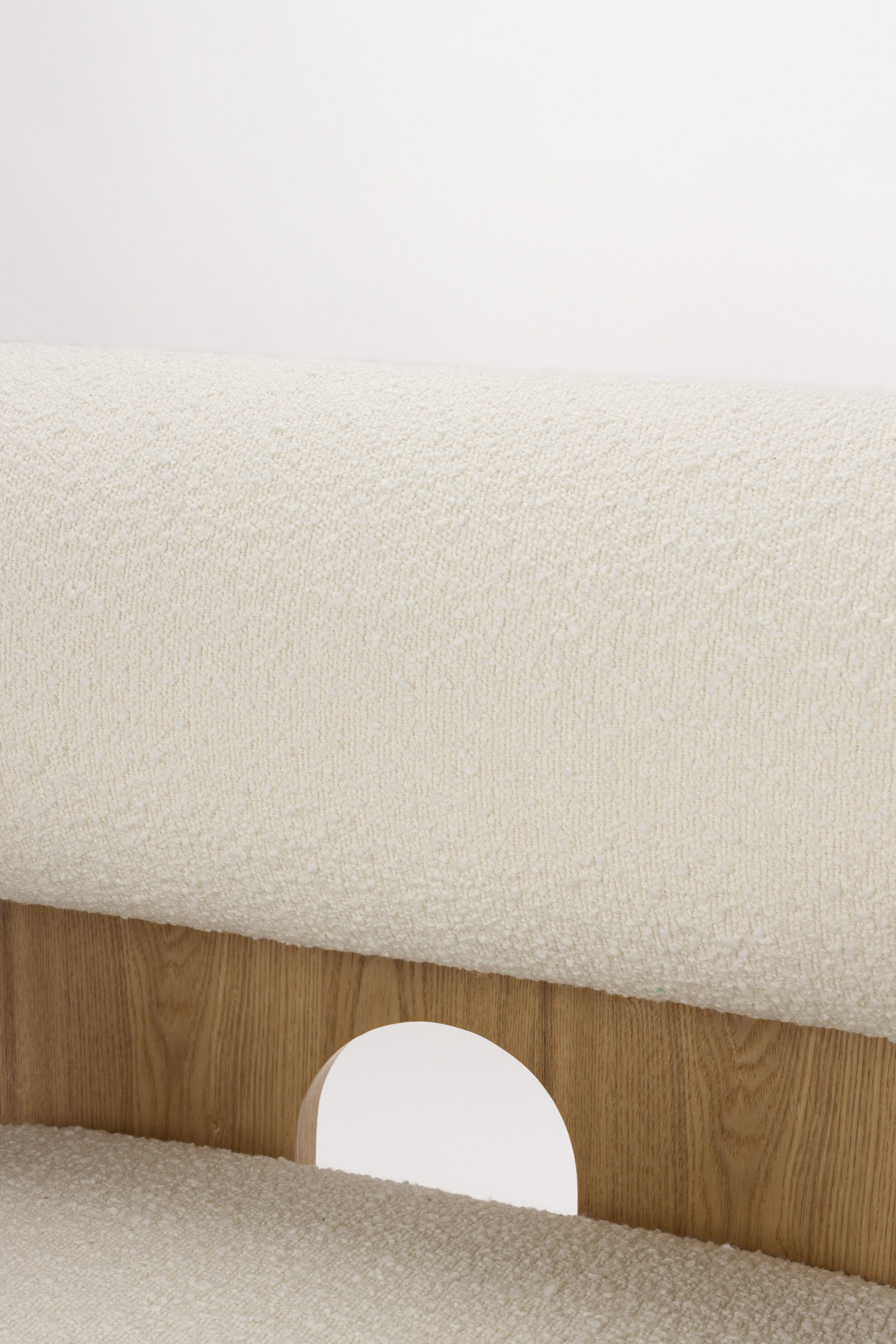 Zuiver Fauteuil 'Oolong' Bouclé en eikenhout, kleur Beige
