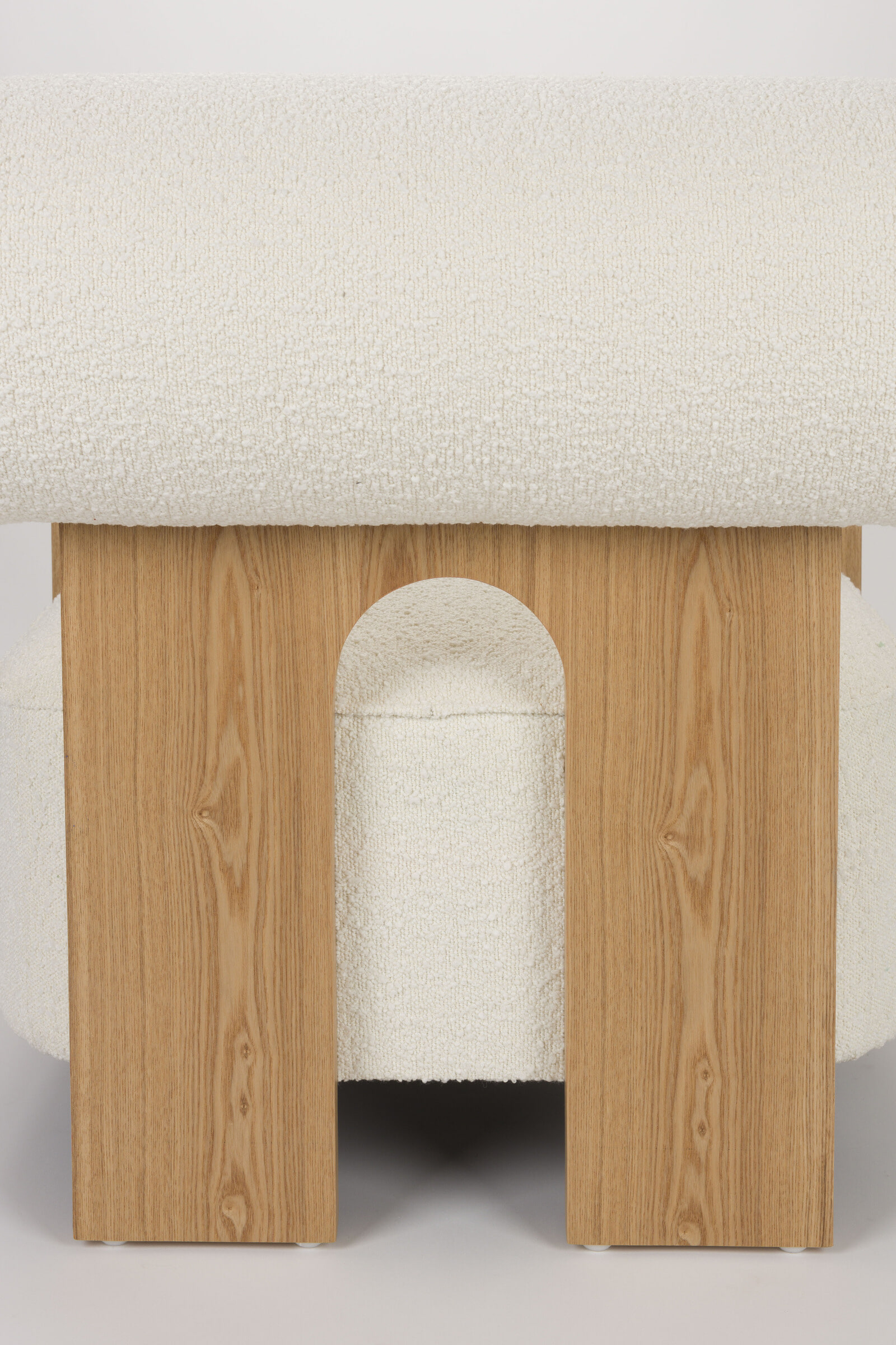 Zuiver Fauteuil 'Oolong' Bouclé en eikenhout, kleur Beige