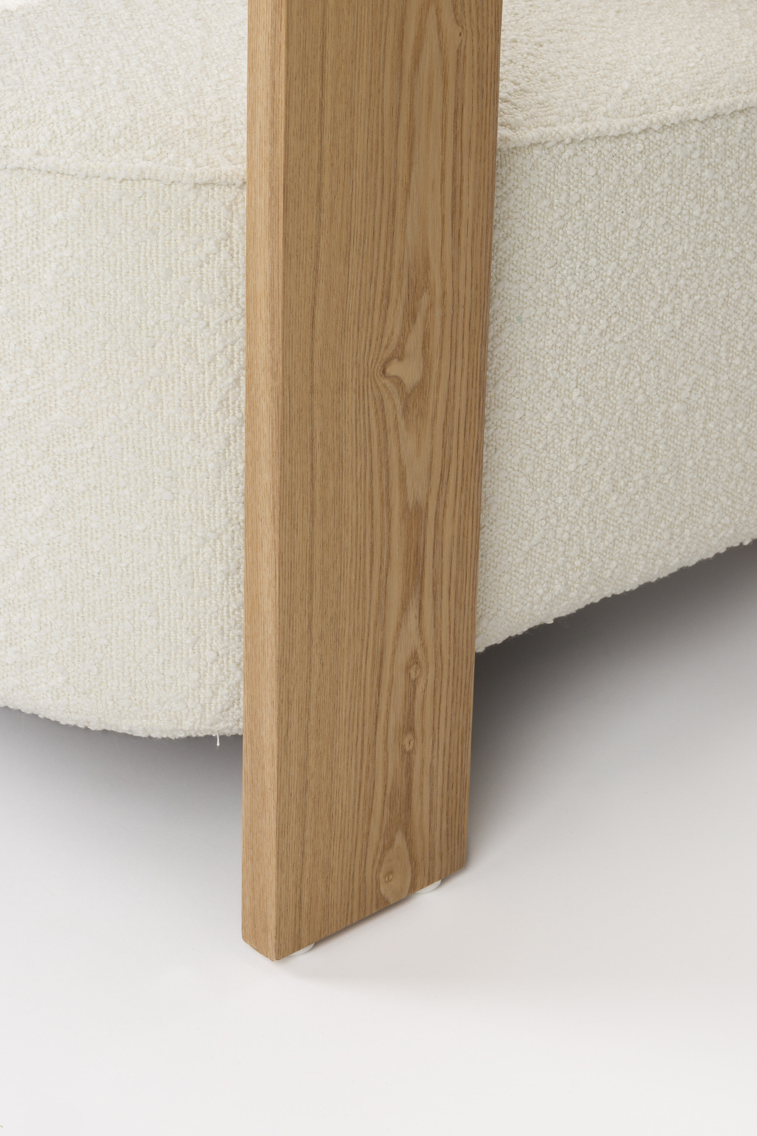 Zuiver Fauteuil 'Oolong' Bouclé en eikenhout, kleur Beige