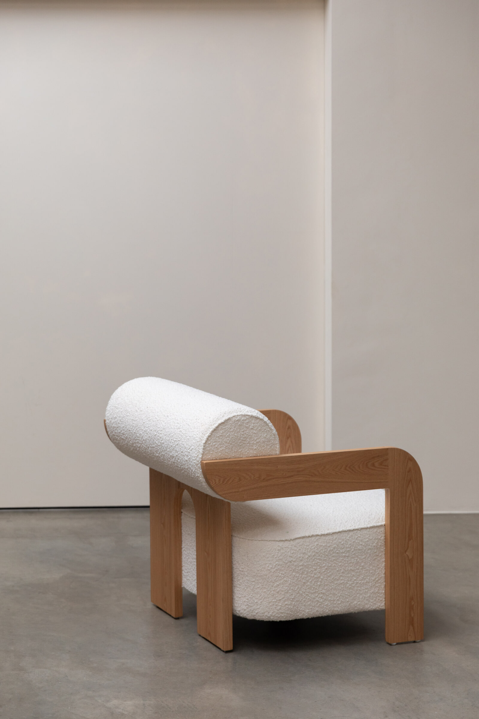 Zuiver Fauteuil 'Oolong' Bouclé en eikenhout, kleur Beige