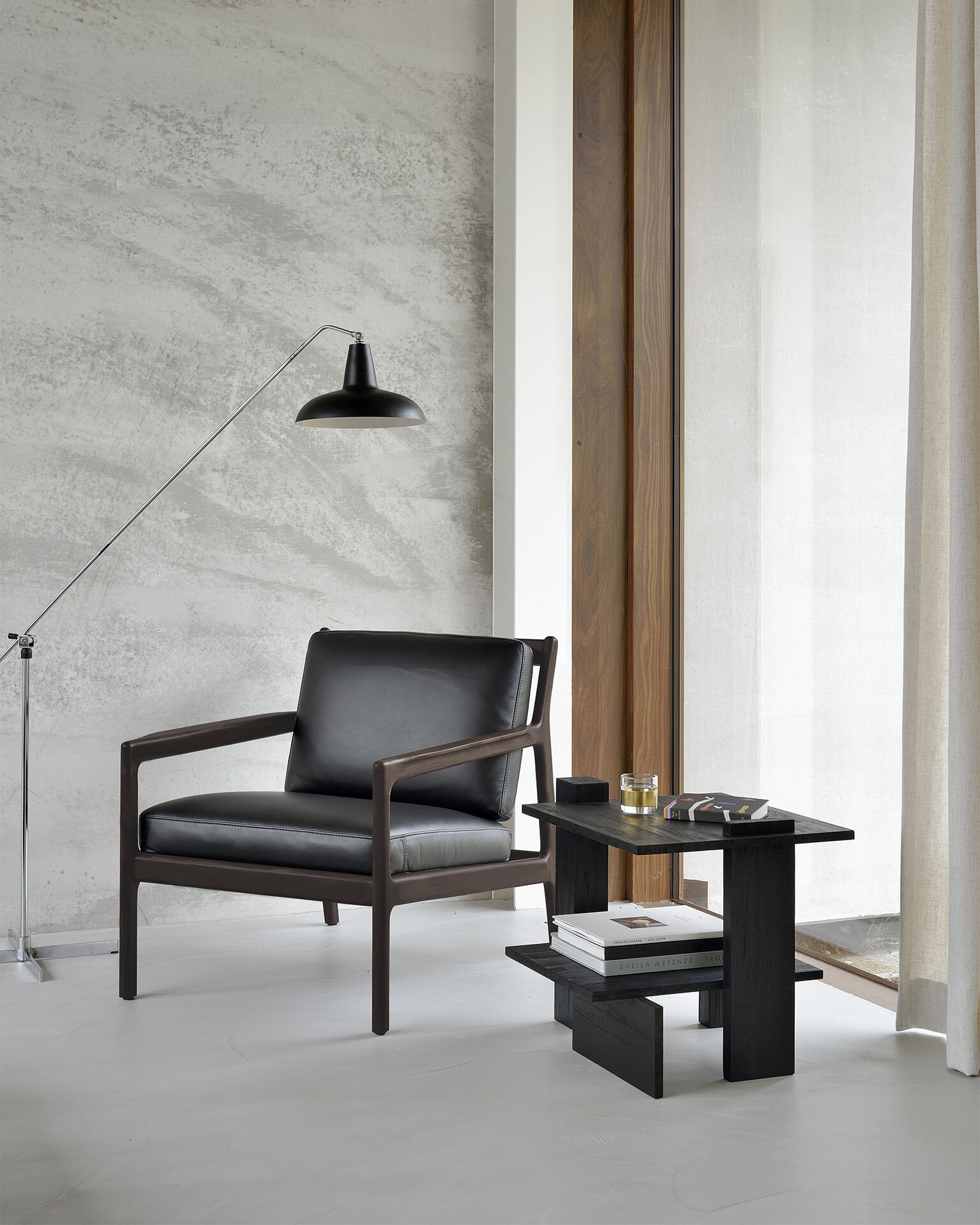 Ethnicraft Bijzettafel 'Abstract' Gevernist Teakhout, 56 x 52cm, kleur Zwart