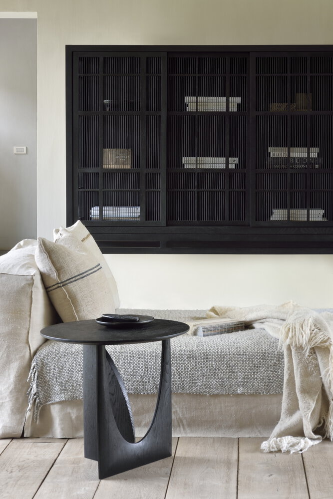 Ethnicraft Ronde Bijzettafel 'Geometric' Gevernist Eikenhout, 51cm, kleur Zwart