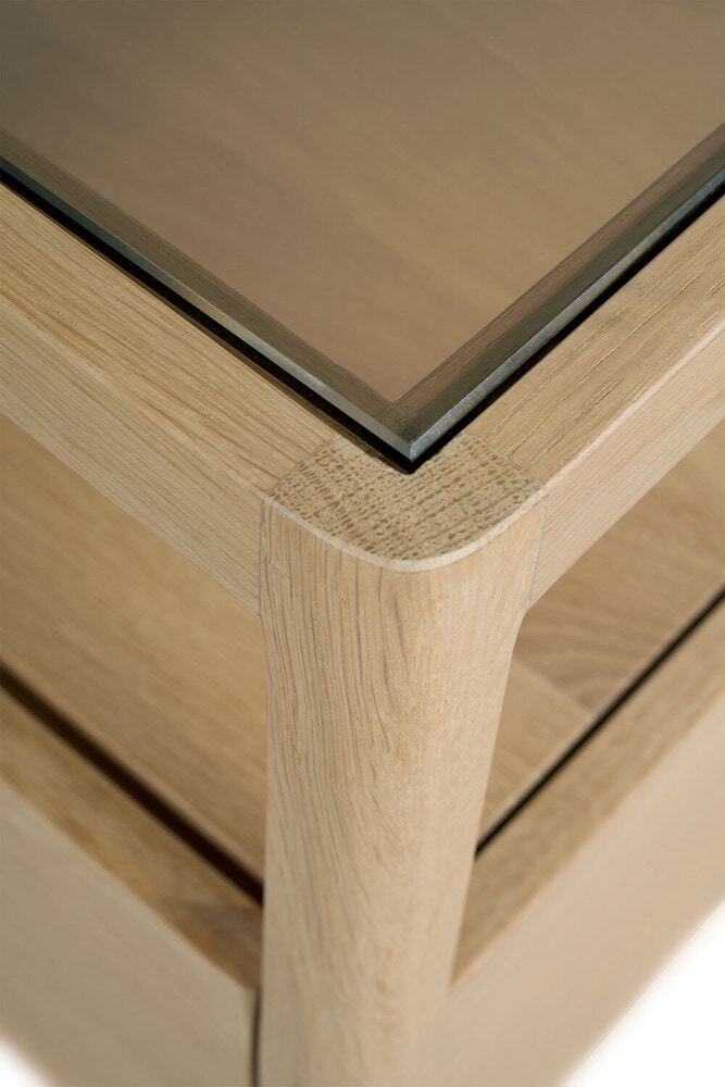 Ethnicraft Nachtkastje 'Spindle' Geolied Eikenhout en glas, kleur Naturel