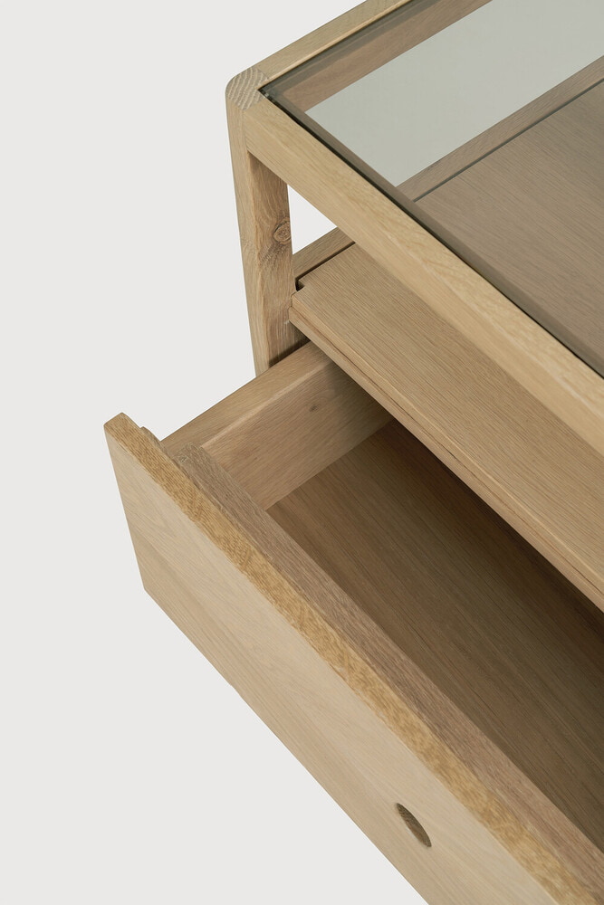 Ethnicraft Nachtkastje 'Spindle' Geolied Eikenhout en glas, kleur Naturel