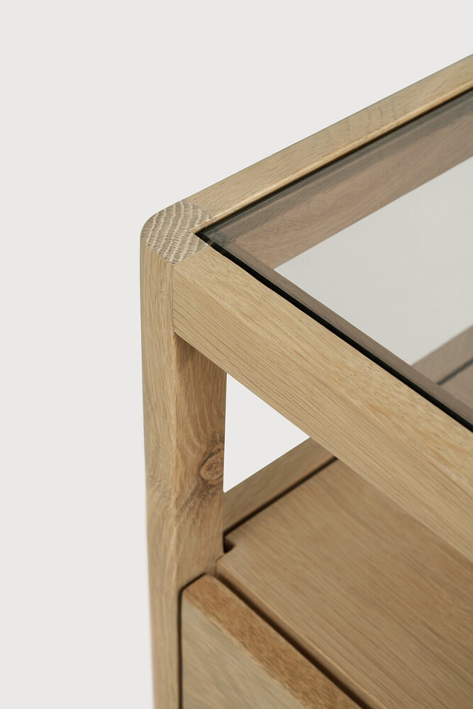 Ethnicraft Nachtkastje 'Spindle' Geolied Eikenhout en glas, kleur Naturel
