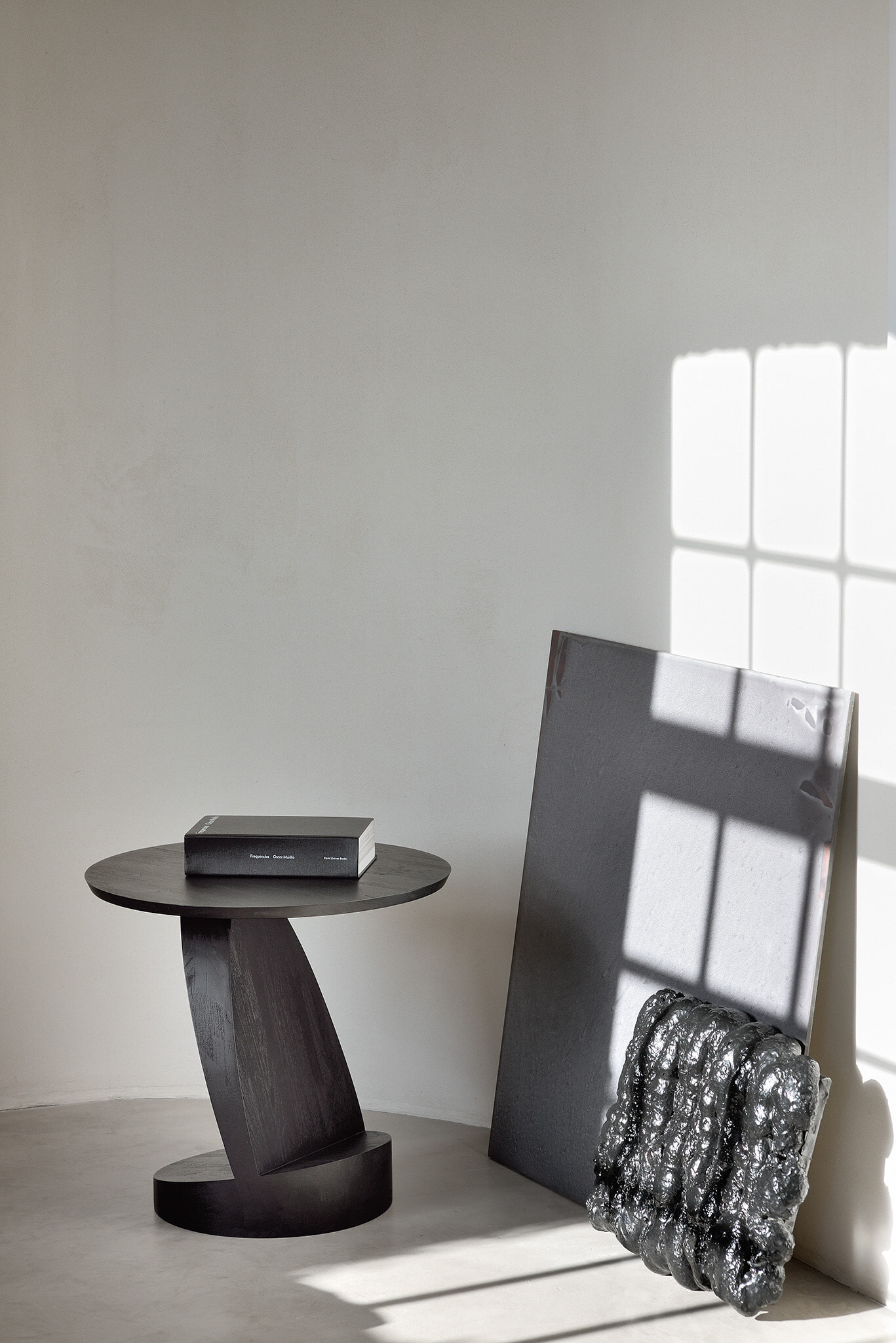 Ethnicraft Ronde Bijzettafel 'Oblic' Gevernist Teakhout, 52cm, kleur Zwart