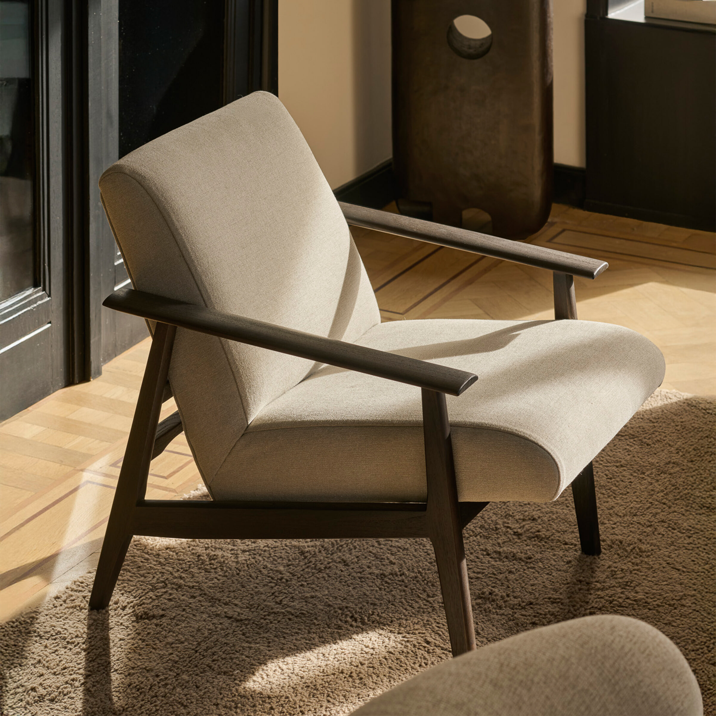 Ethnicraft Fauteuil 'Aspekt' Gevernist Teakhout en stof, kleur Warm Ash