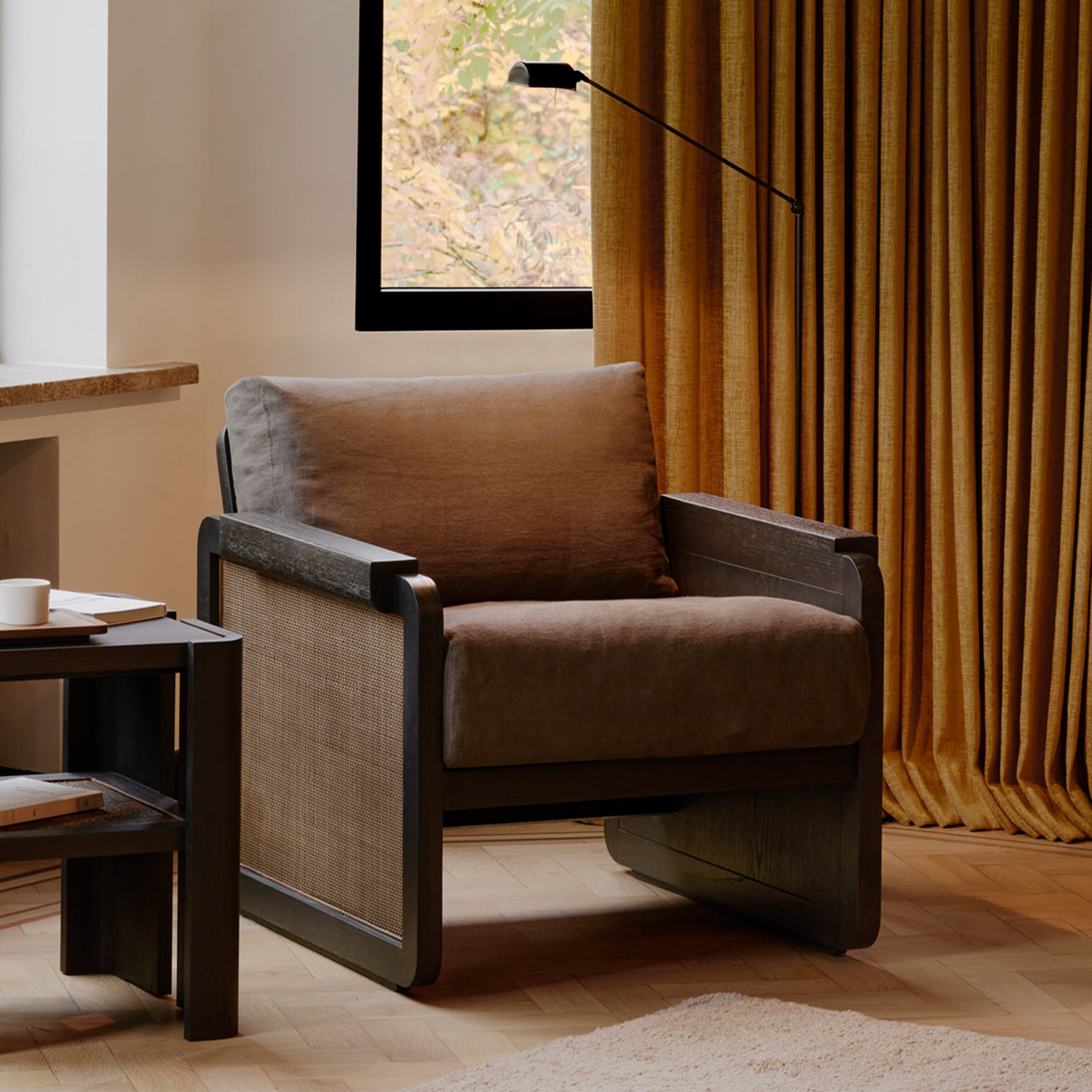 Ethnicraft Fauteuil 'Panel' Gevernist Teakhout, rotan en stof, kleur Grey Linen