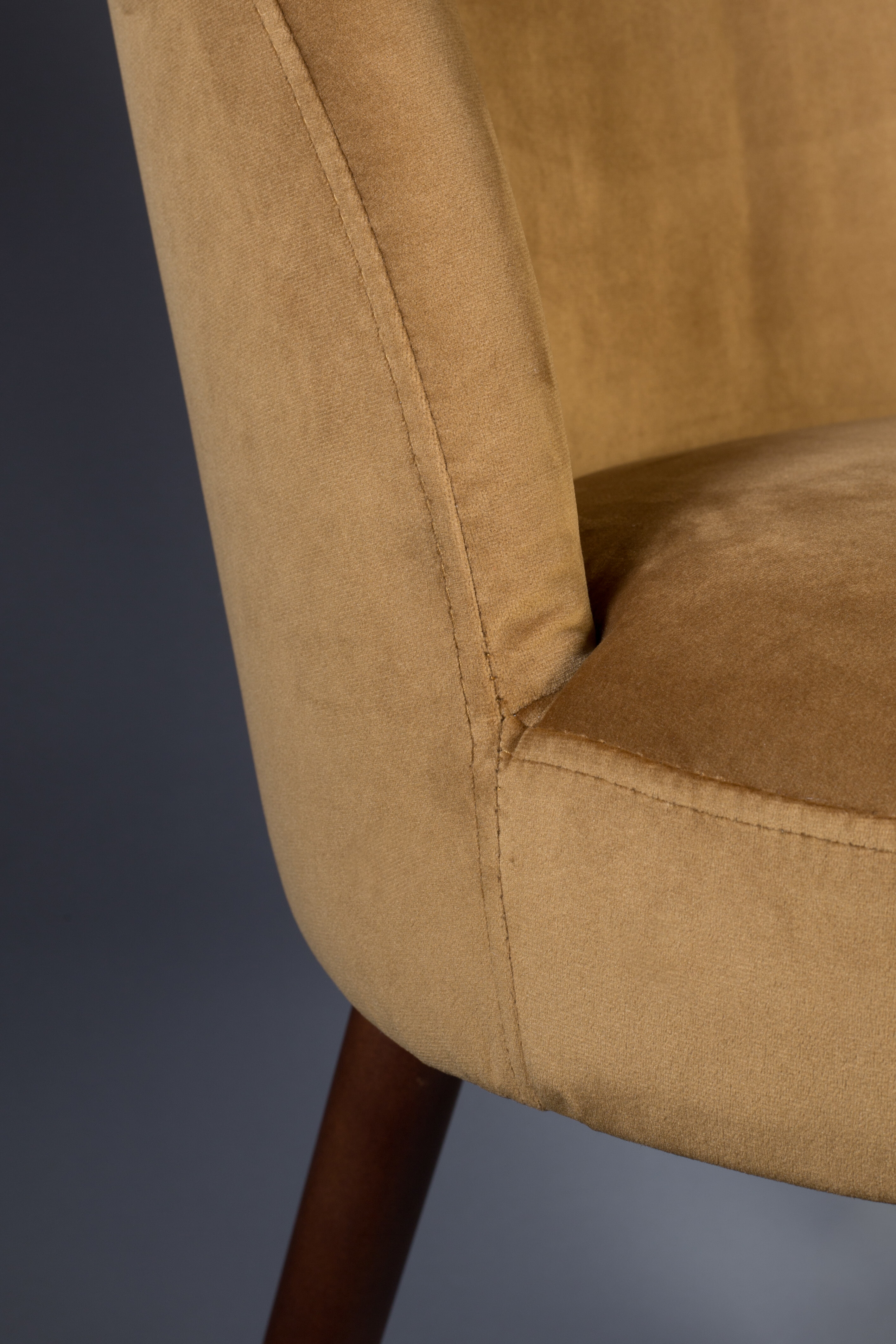 Dutchbone Eetkamerstoel 'Barbara' Velvet, kleur Camel
