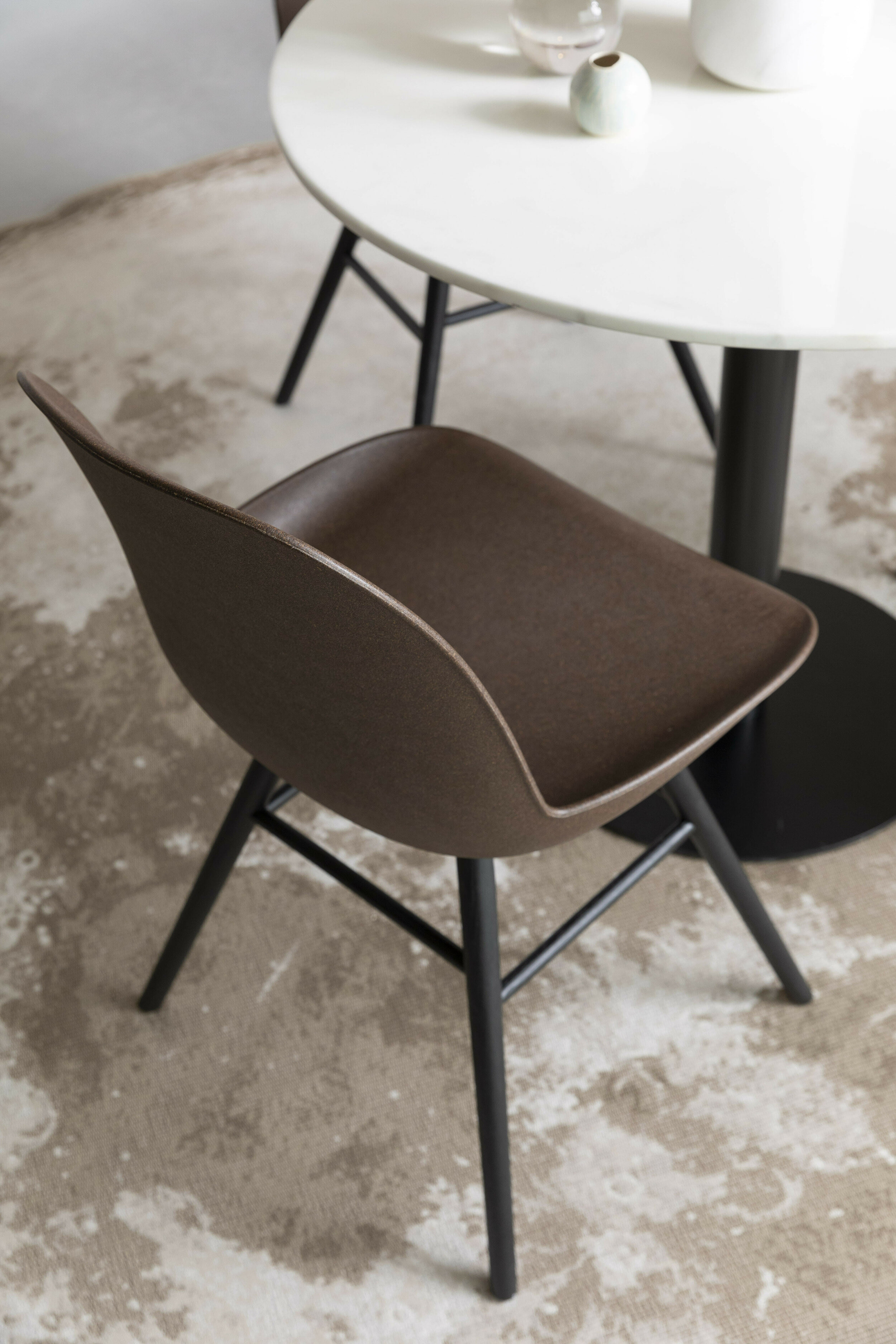 Zuiver Eetkamerstoel 'Albert Kuip' Gerecycled kunststof, kleur Coffee