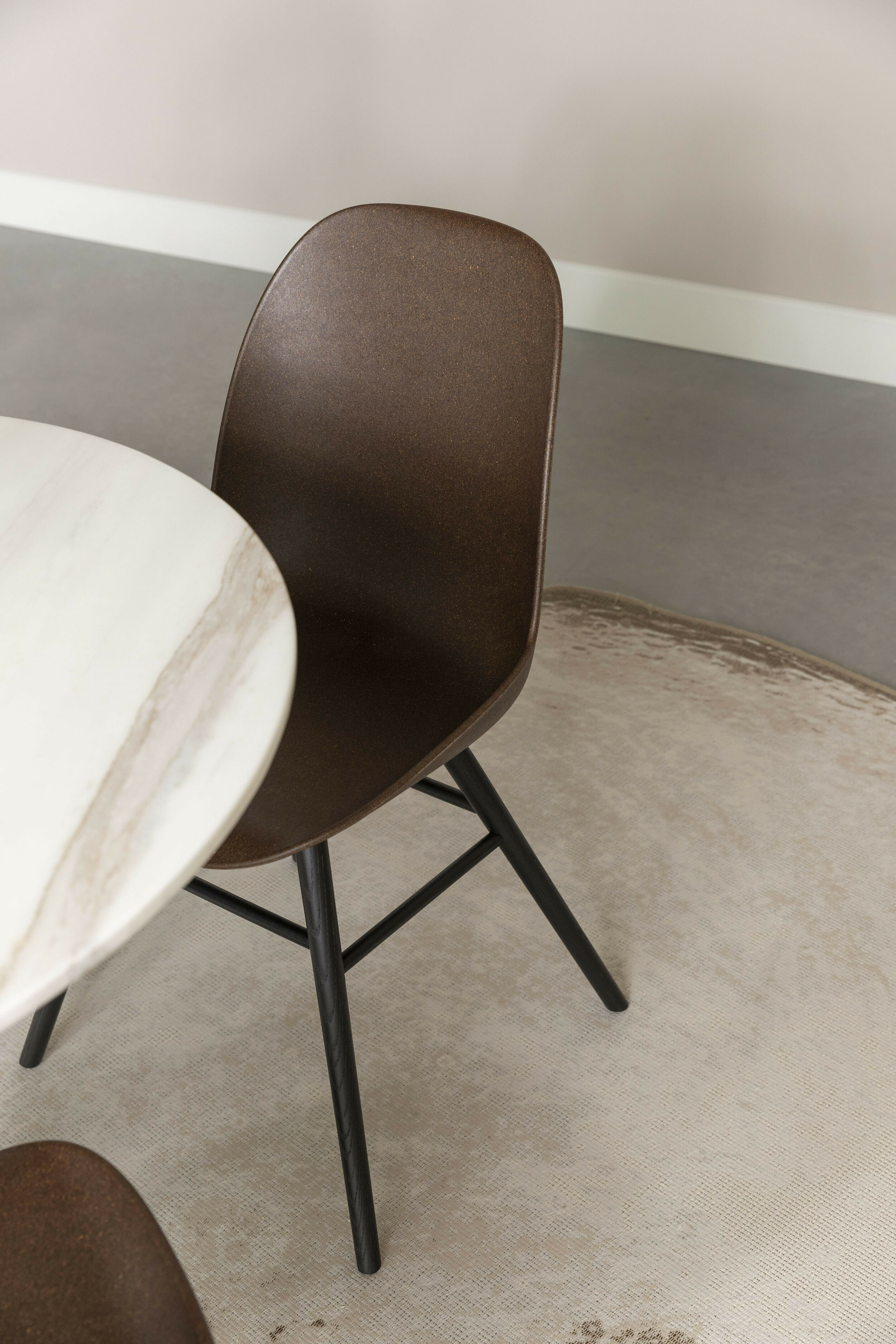 Zuiver Eetkamerstoel 'Albert Kuip' Gerecycled kunststof, kleur Coffee