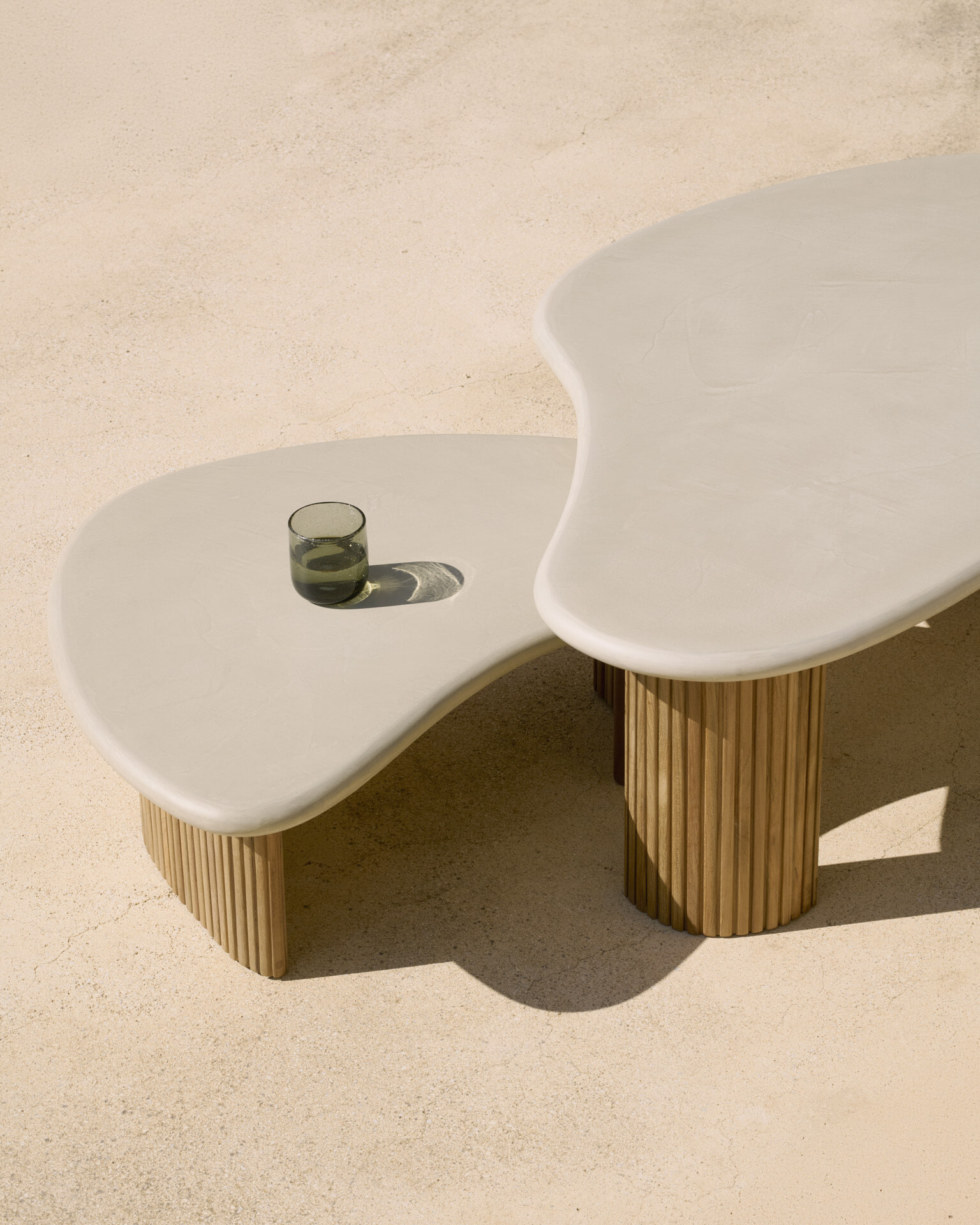 Ethnicraft Organische Outdoor Salontafel 'Boomerang' Beton en teakhout, 90 x 61cm
