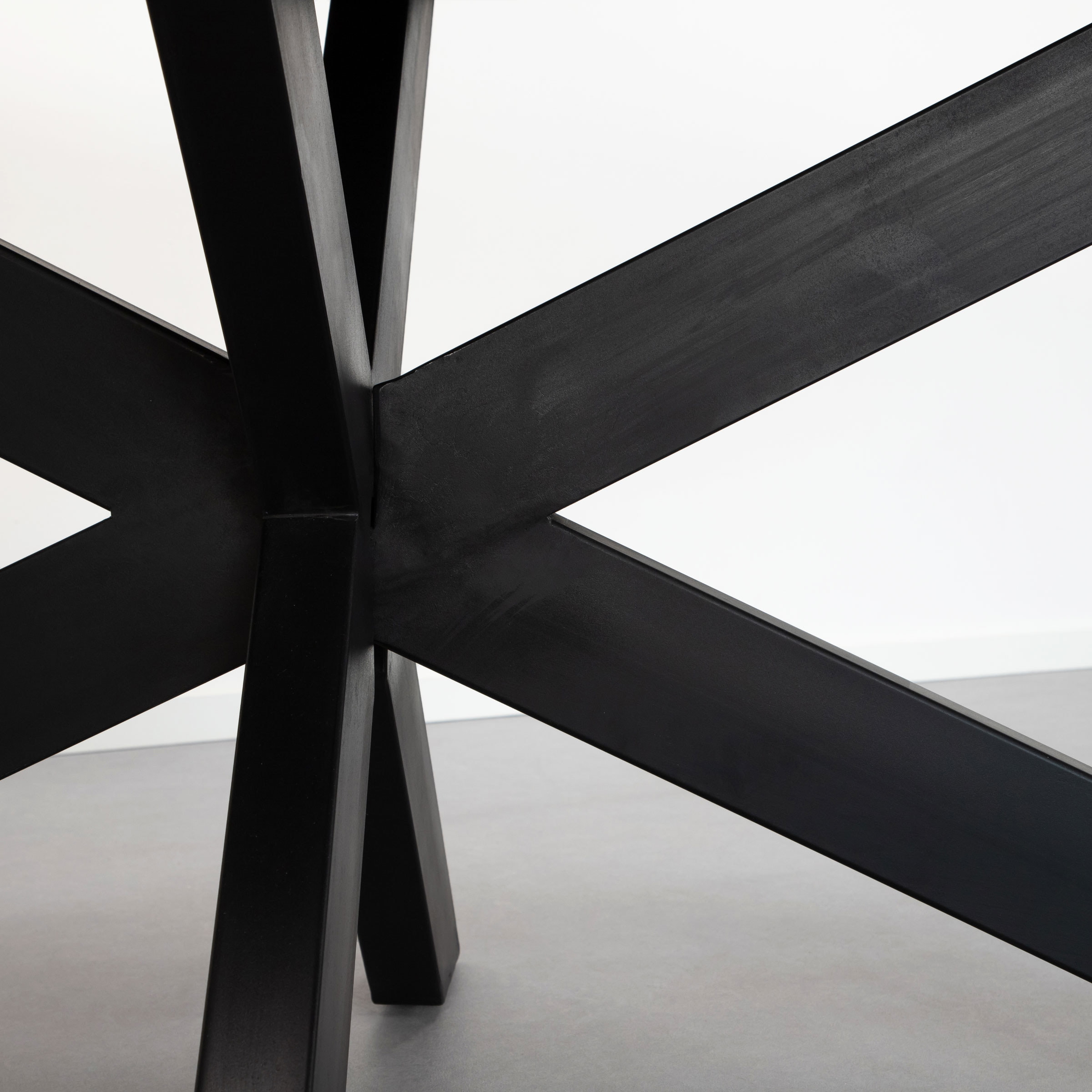 LivingFurn Ovale Eettafel 'Kala Spider' Mangohout en staal, 240 x 110cm, kleur zwart