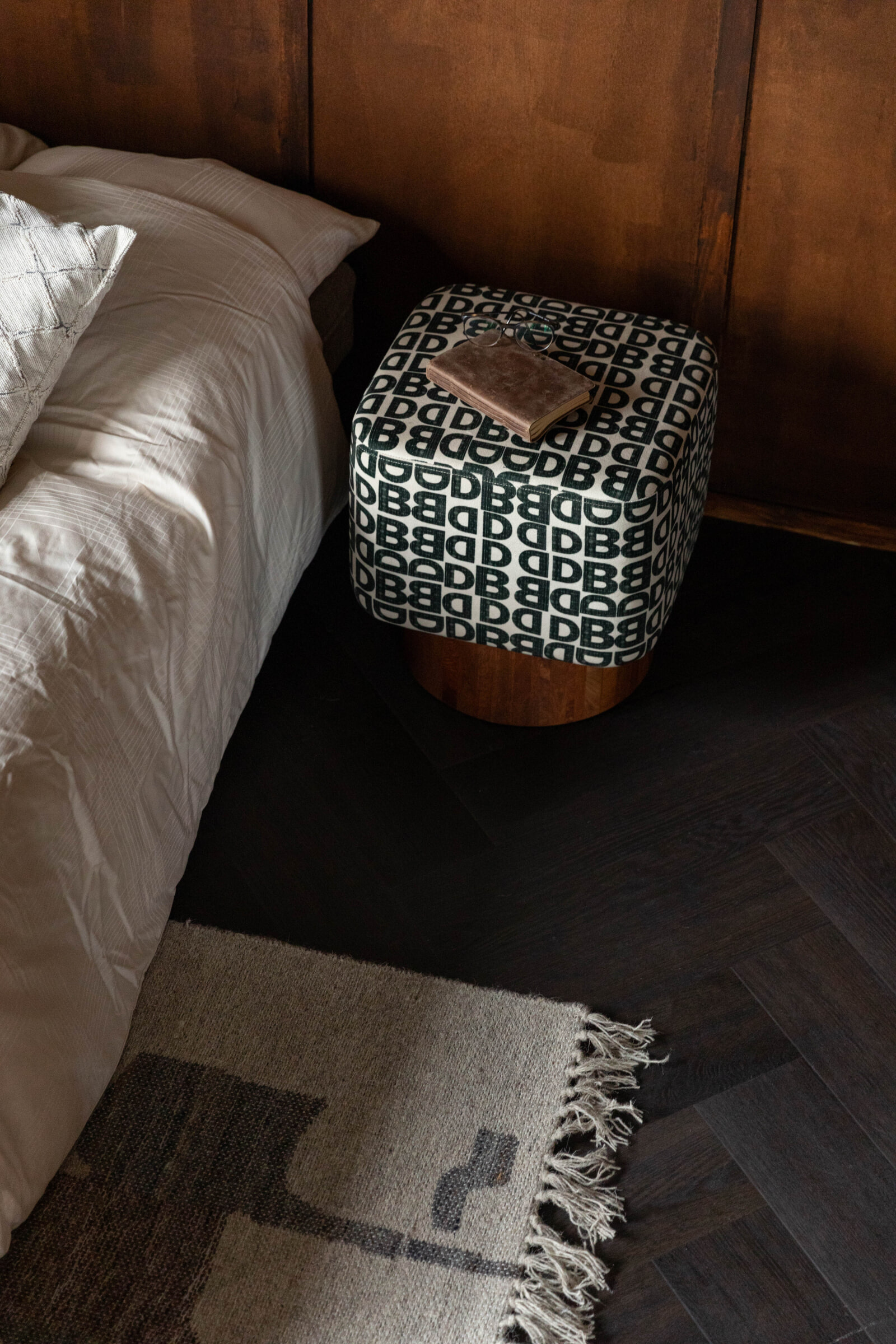 Dutchbone Kruk 'Monogram' Mangohout en stof