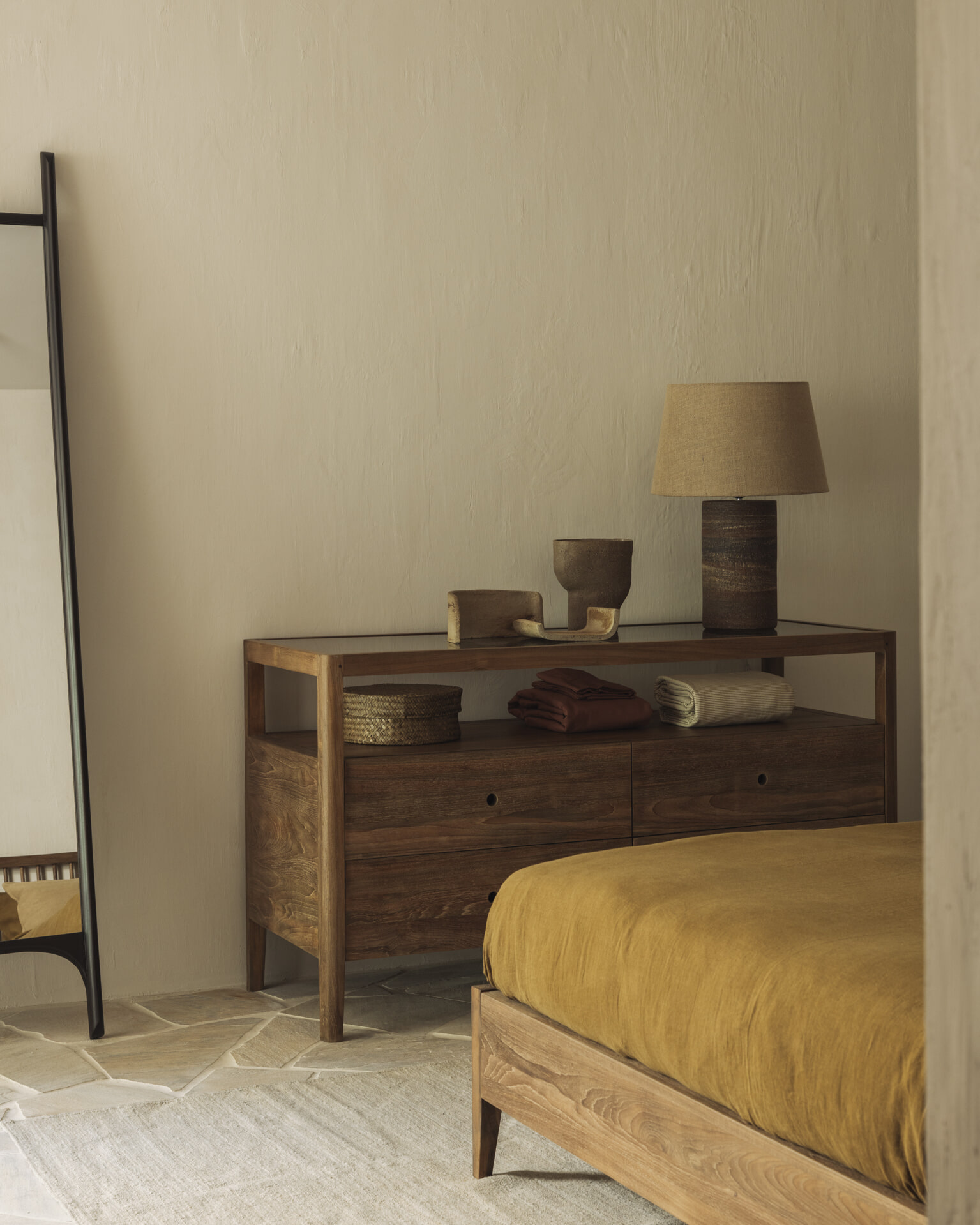 Ethnicraft Ladekast 'Spindle' Teakhout en glas, Met 3 laden, kleur Naturel