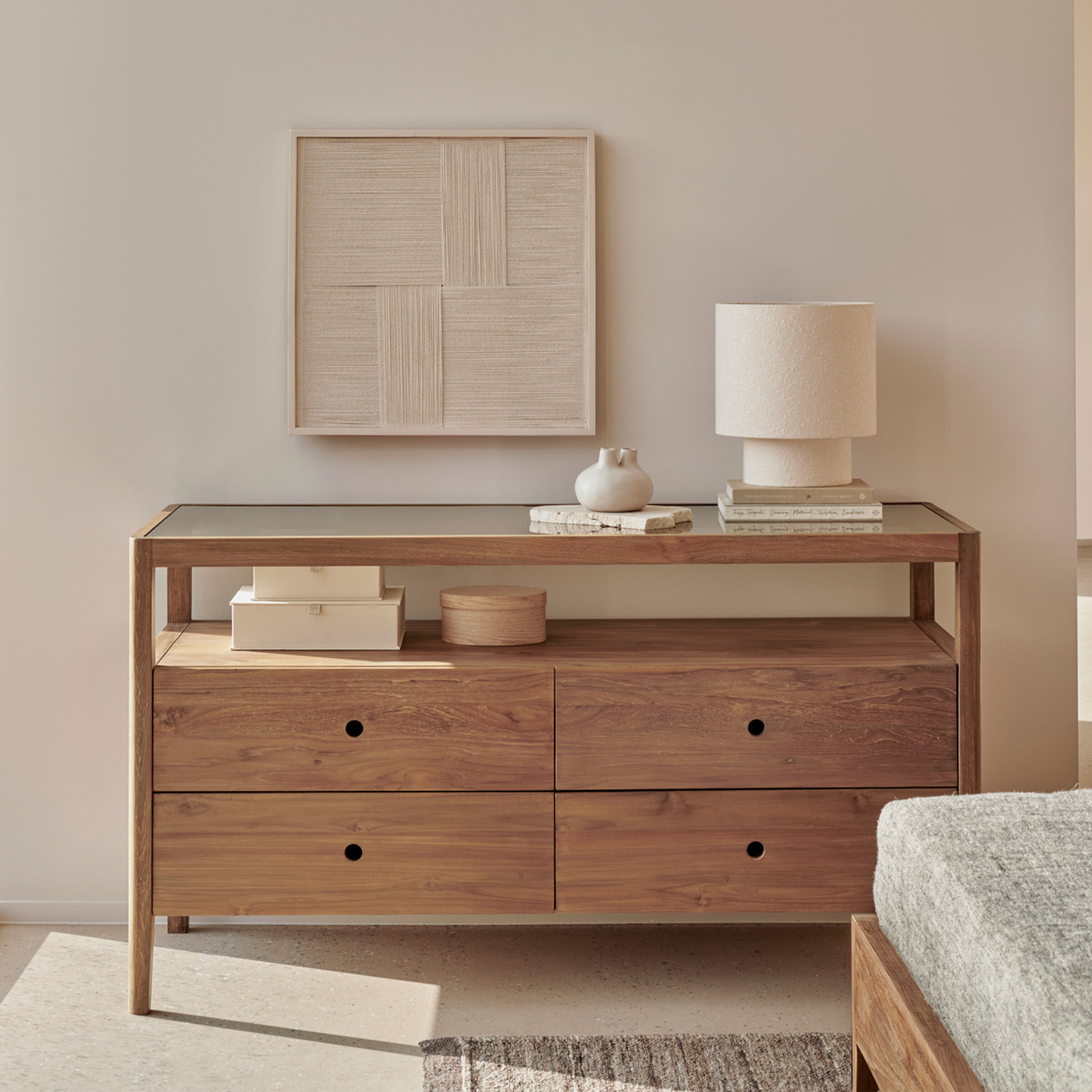 Ethnicraft Ladekast 'Spindle' Teakhout en glas, Met 3 laden, kleur Naturel