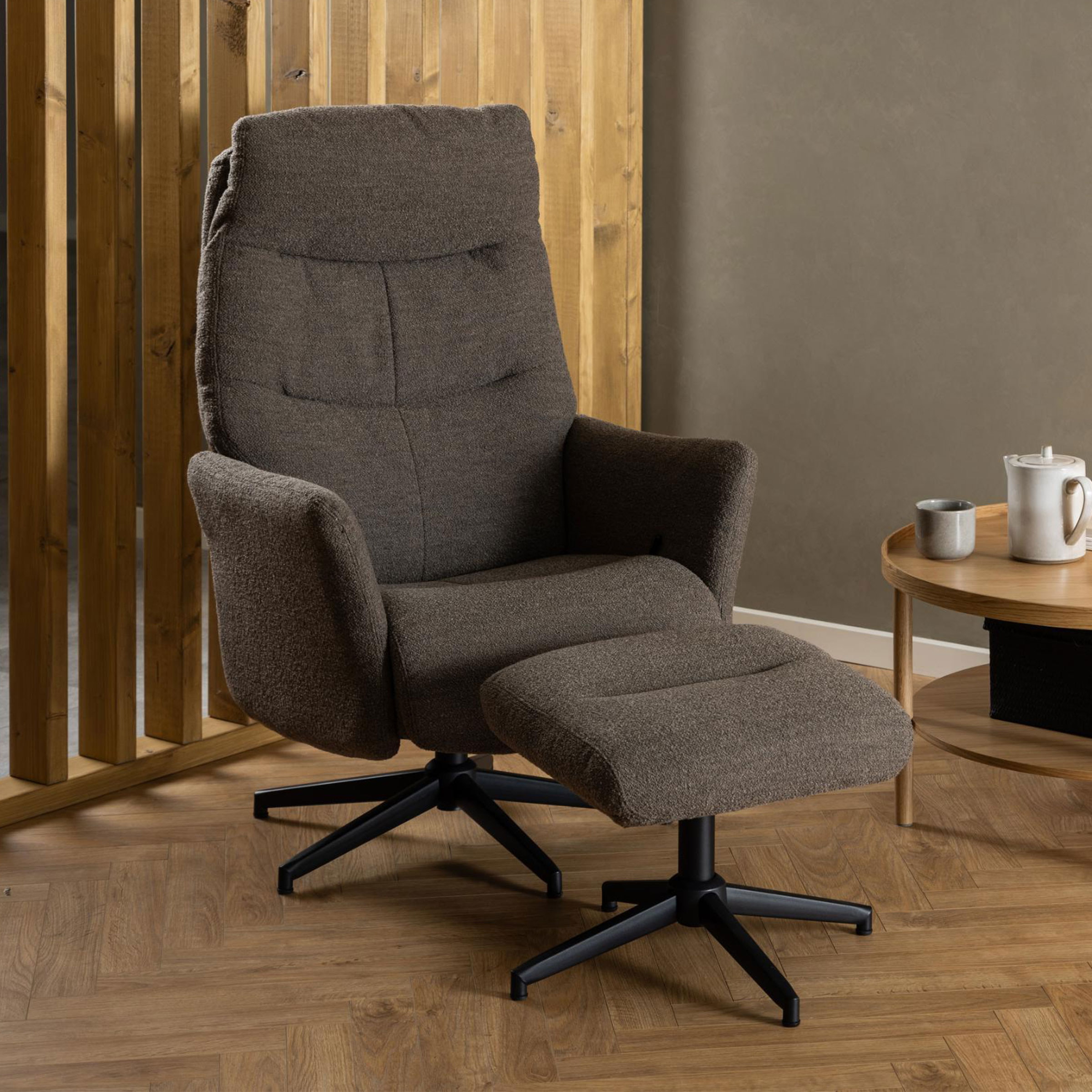 Bendt Relaxfauteuil 'Talisha' Met voetenbank, Bouclé, kleur Taupe