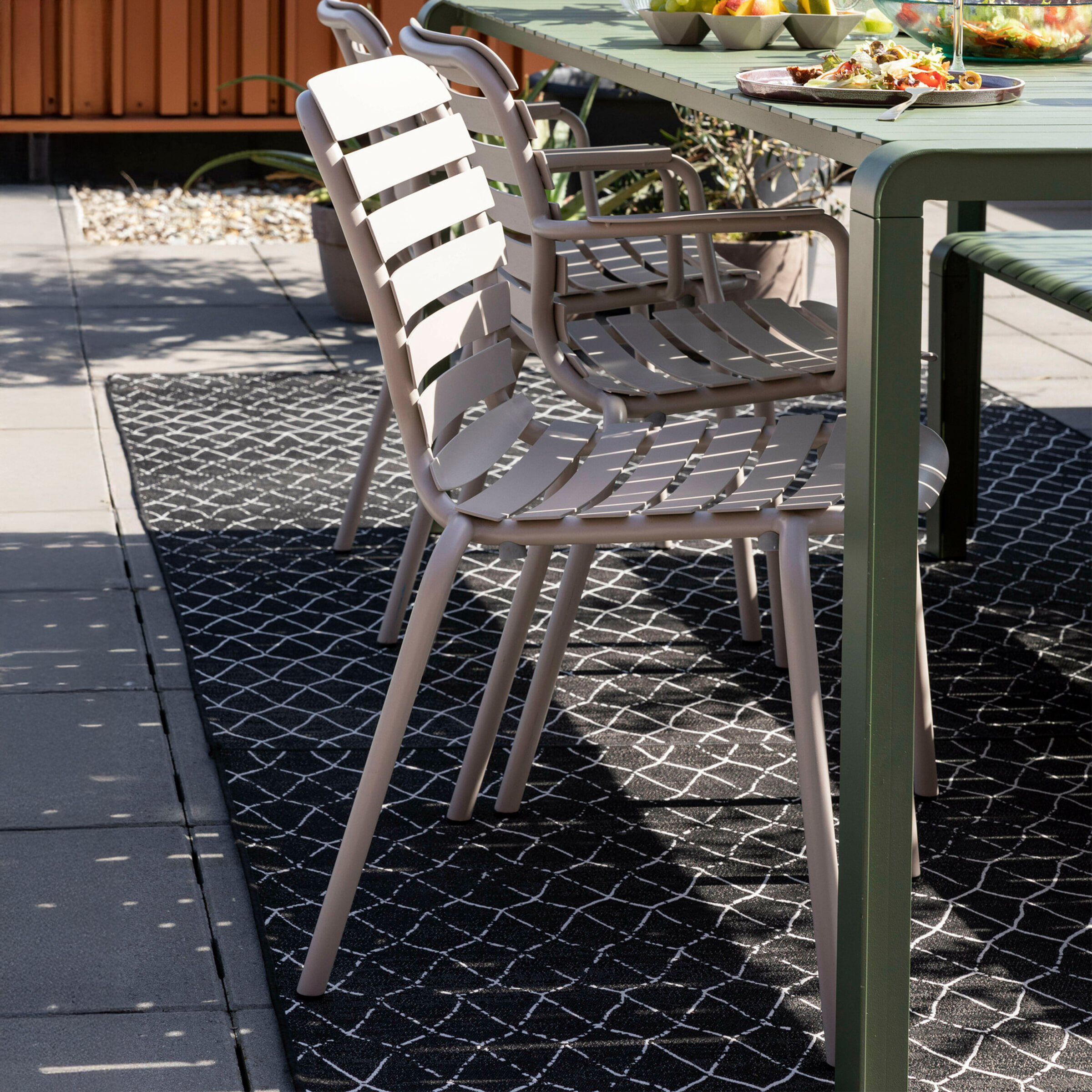 Zuiver Tuinstoel 'Vondel' Aluminium, kleur Clay