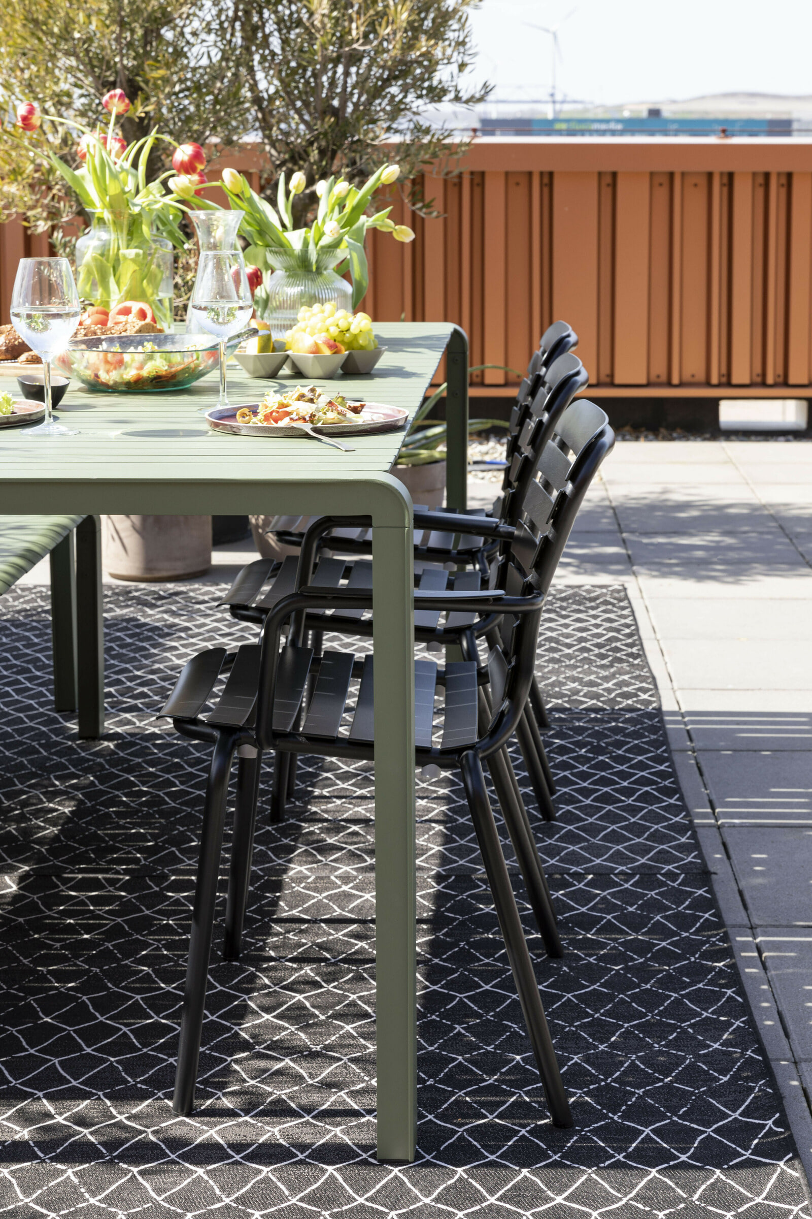 Zuiver Tuinstoel 'Vondel' Met armleuning, Aluminium, kleur Zwart