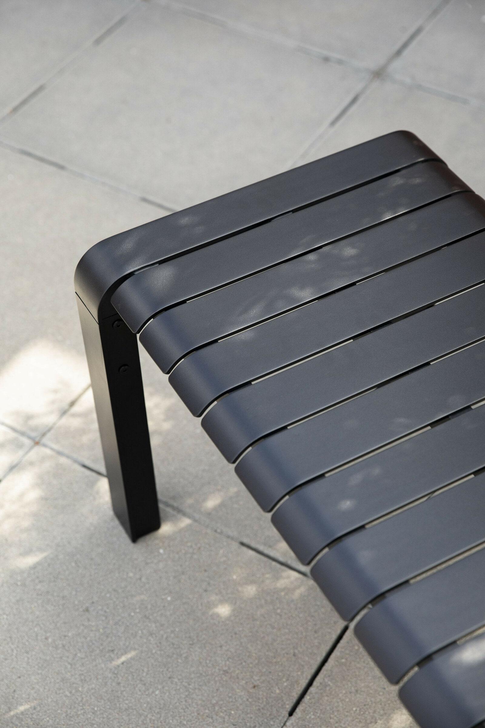 Zuiver Tuinbank 'Vondel' 130cm, kleur Zwart