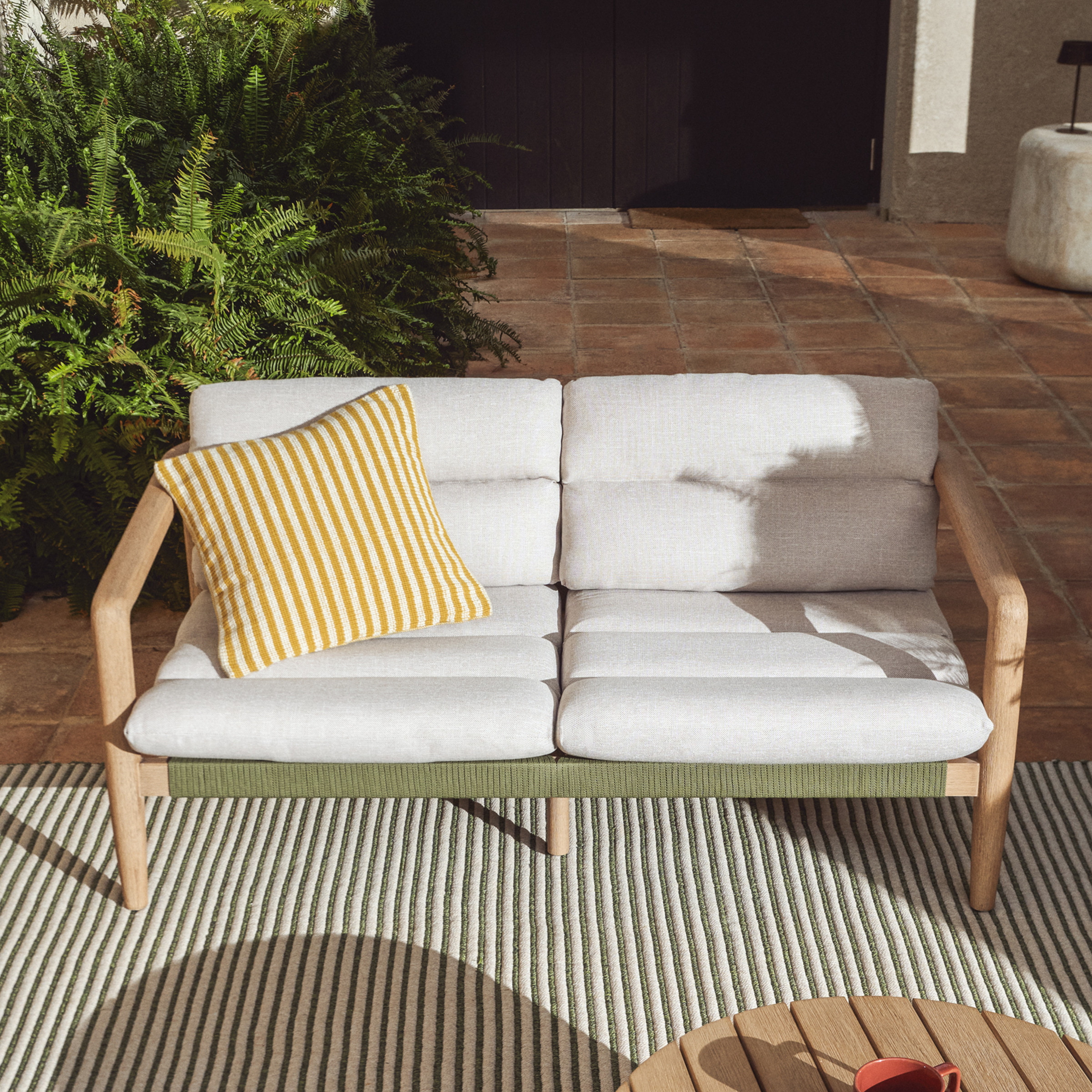 Kave Home 2-zits Tuinbank Menfi Acaciahout en touw, 136cm - Donkergroen