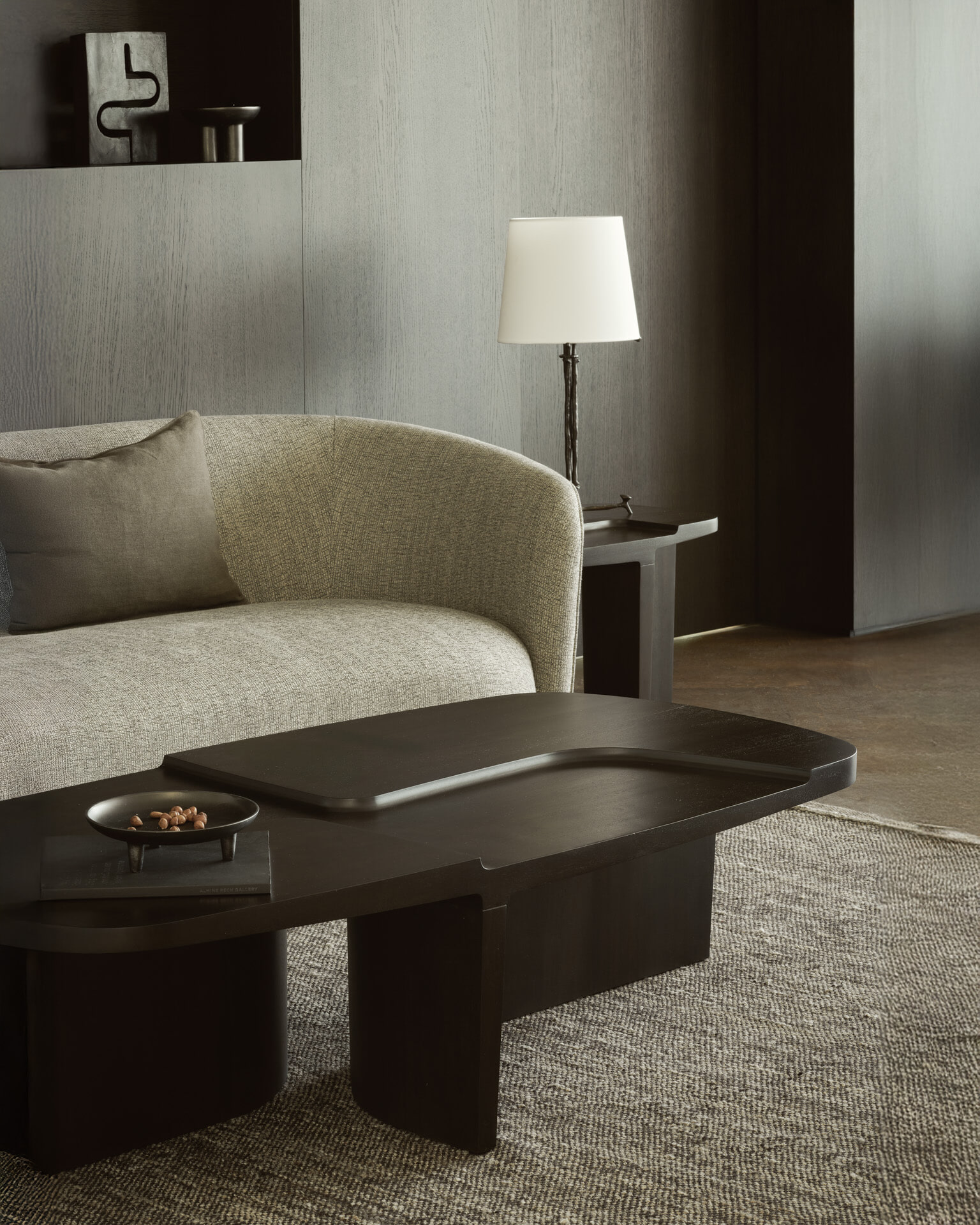 Ethnicraft Deens Ovale Salontafel 'Brutalist' Gevernist Mahoniehout, 143 x 75cm, kleur Rose Brown