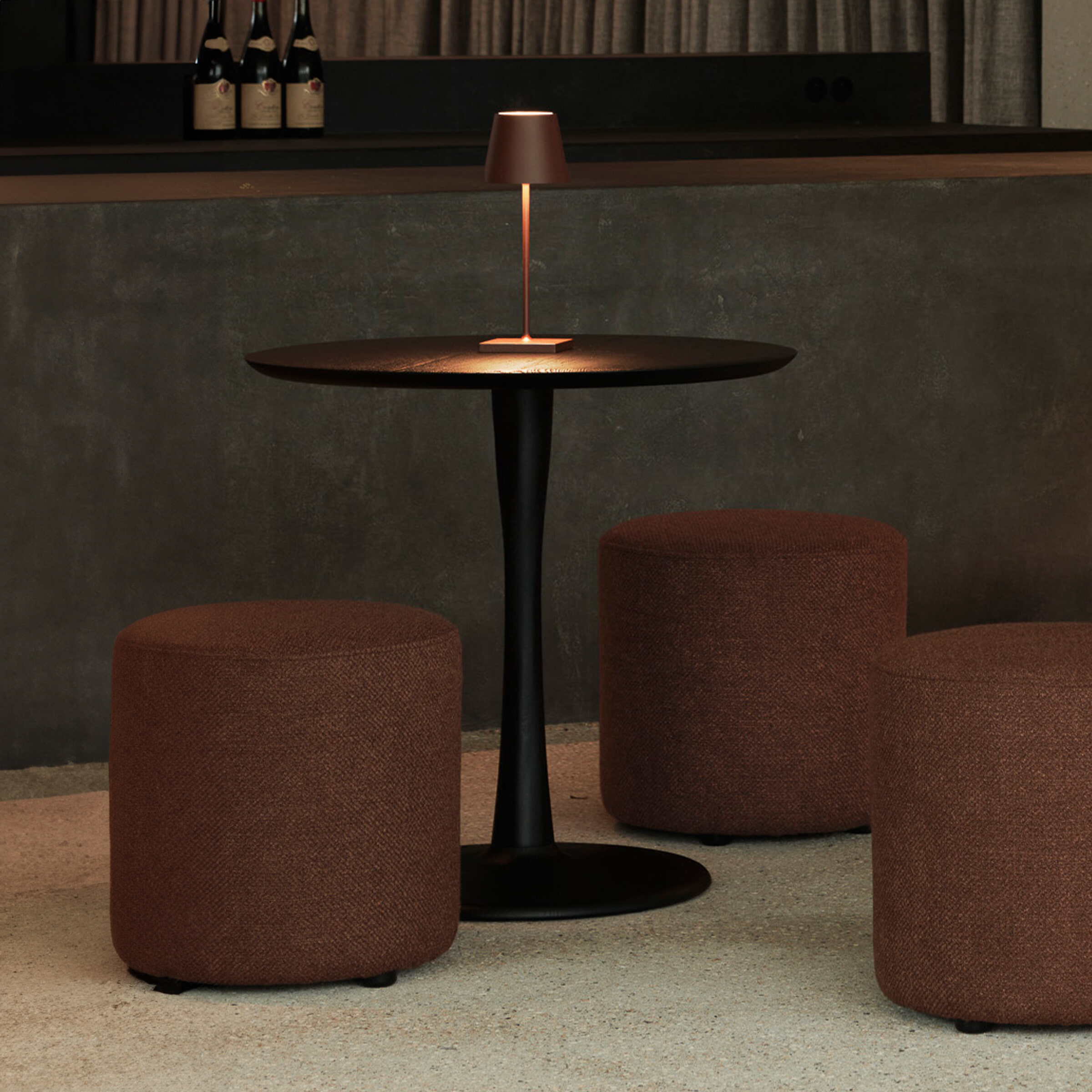 Ethnicraft Ronde Lage Bistrotafel 'Torsion' Eikenhout, kleur Zwart