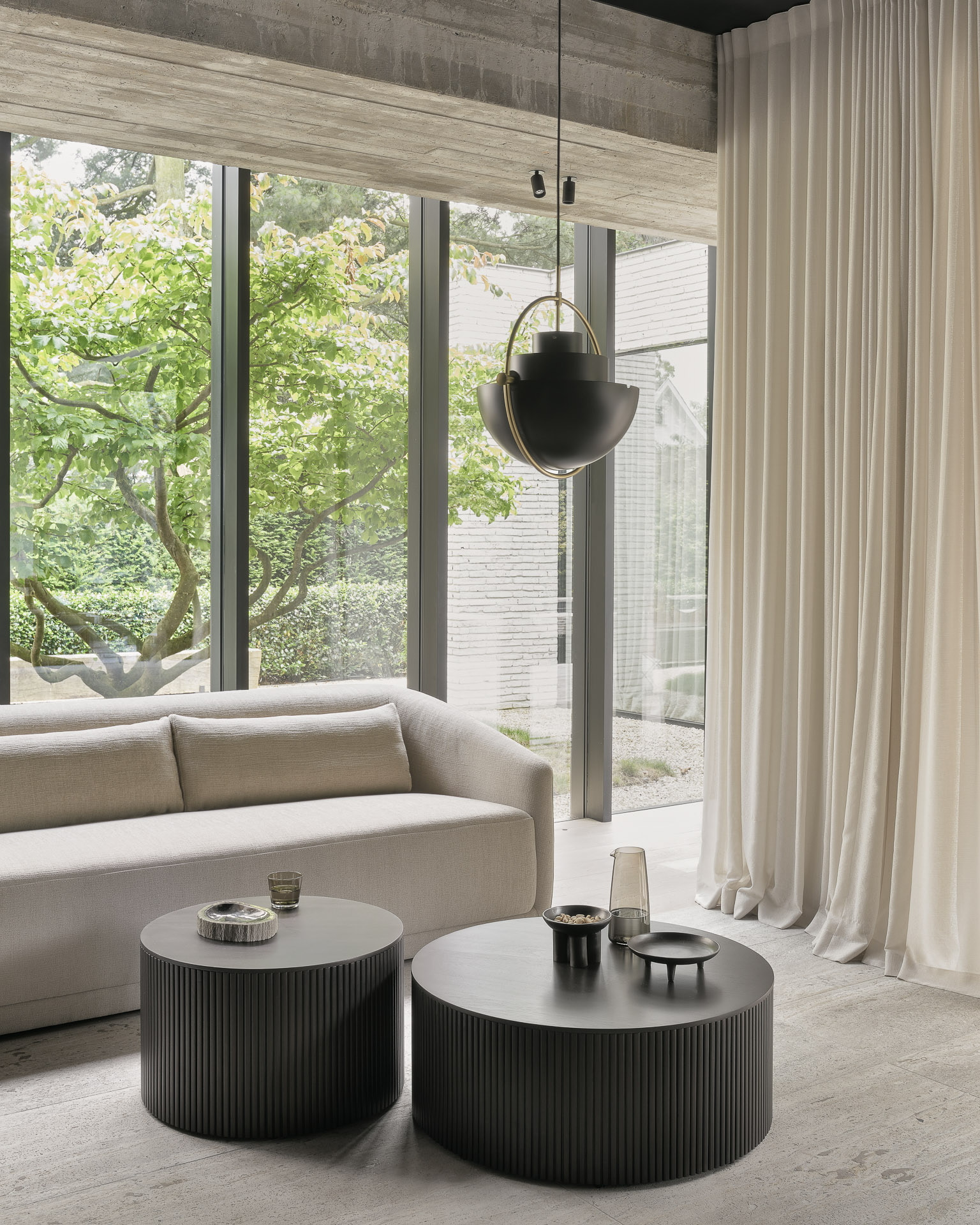 Ethnicraft Ronde Salontafel 'Roller Max' Gevernist Mahoniehout, 80cm, kleur Donkerbruin