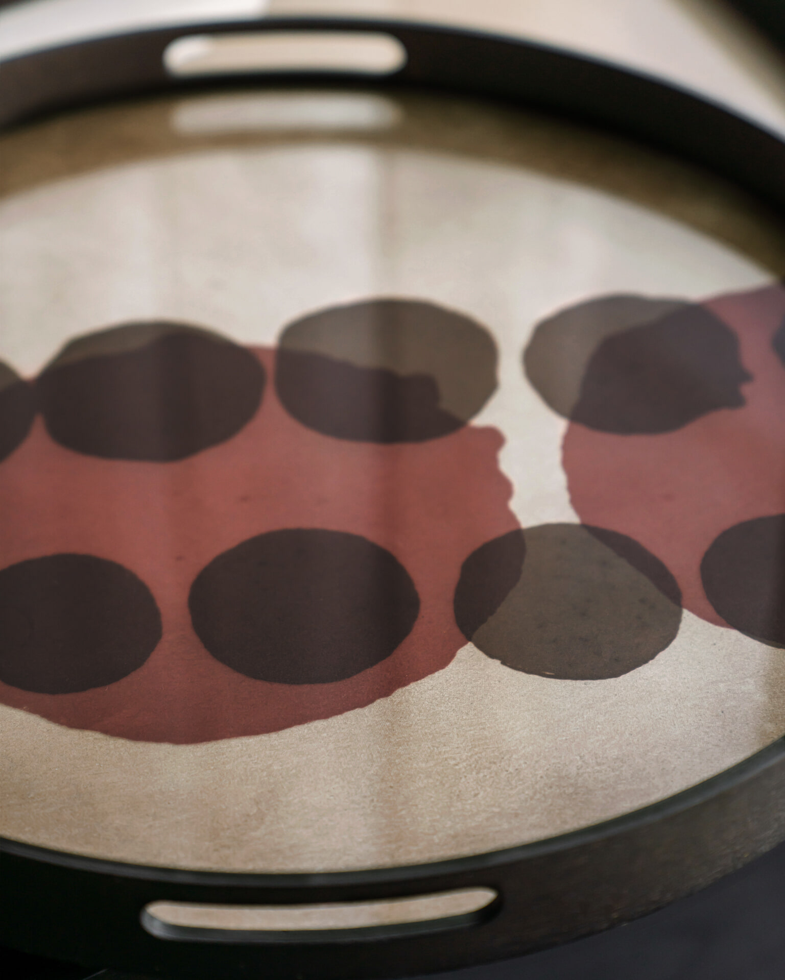 Ethnicraft Rond Dienblad 'Overlapping Dots' 61cm, kleur Rood