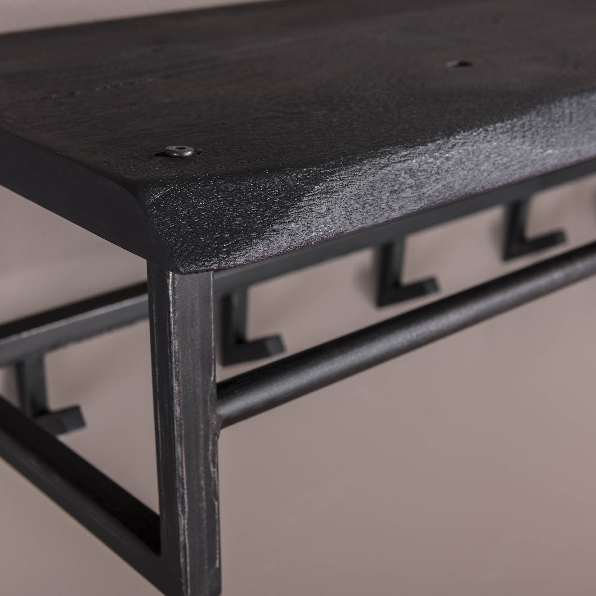 Kapstok 'Yena' Acaciahout en metaal, met 6 haken en plank, kleur zwart