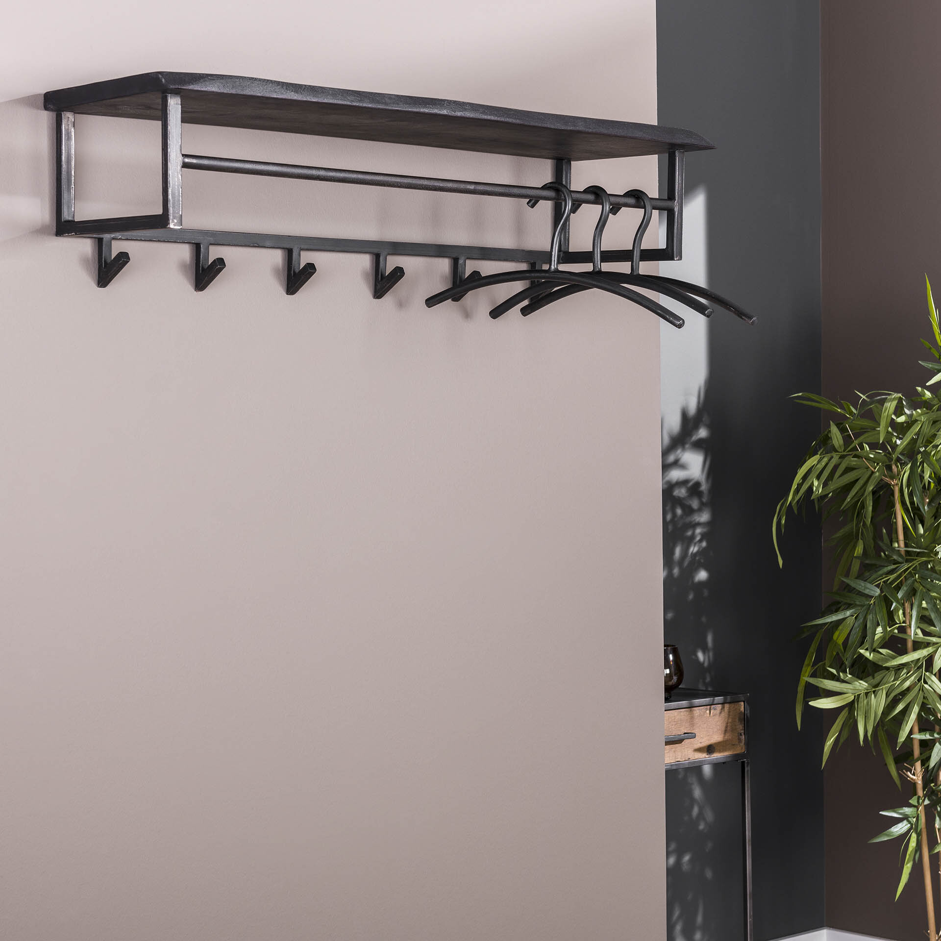 Kapstok 'Yena' Acaciahout en metaal, met 6 haken en plank, kleur zwart