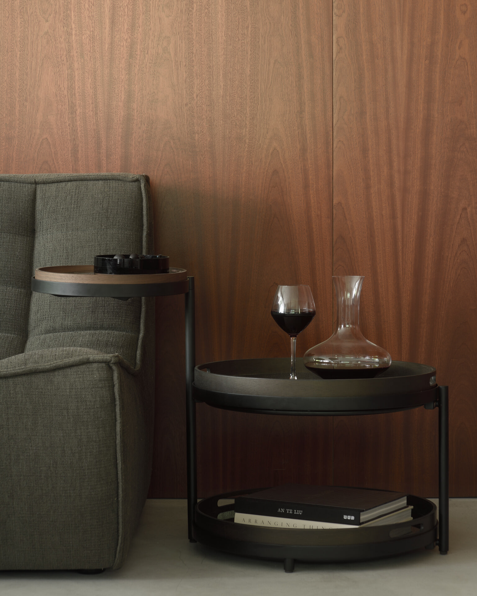 Ethnicraft Ronde Bijzettafel 'Swivel Tray' Gelakt Hout, Met 3 bladen