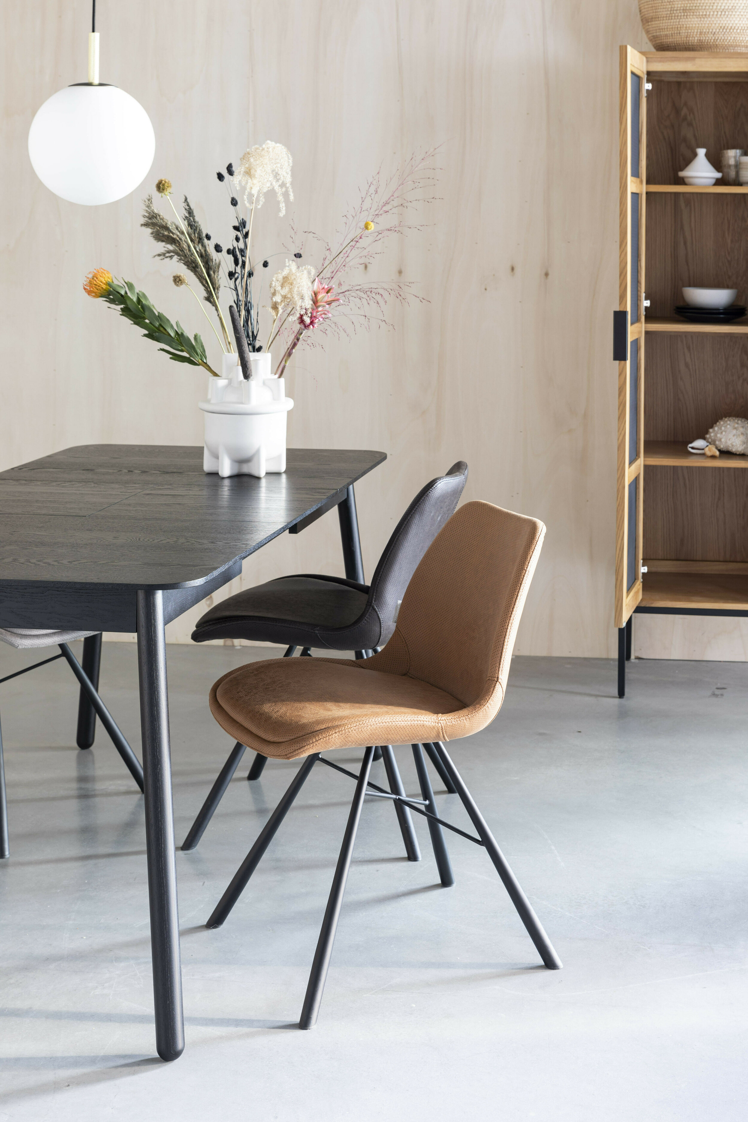 Zuiver Uitschuifbare Eettafel 'Glimps' Essenhout, 120-162 x 80cm, kleur Zwart