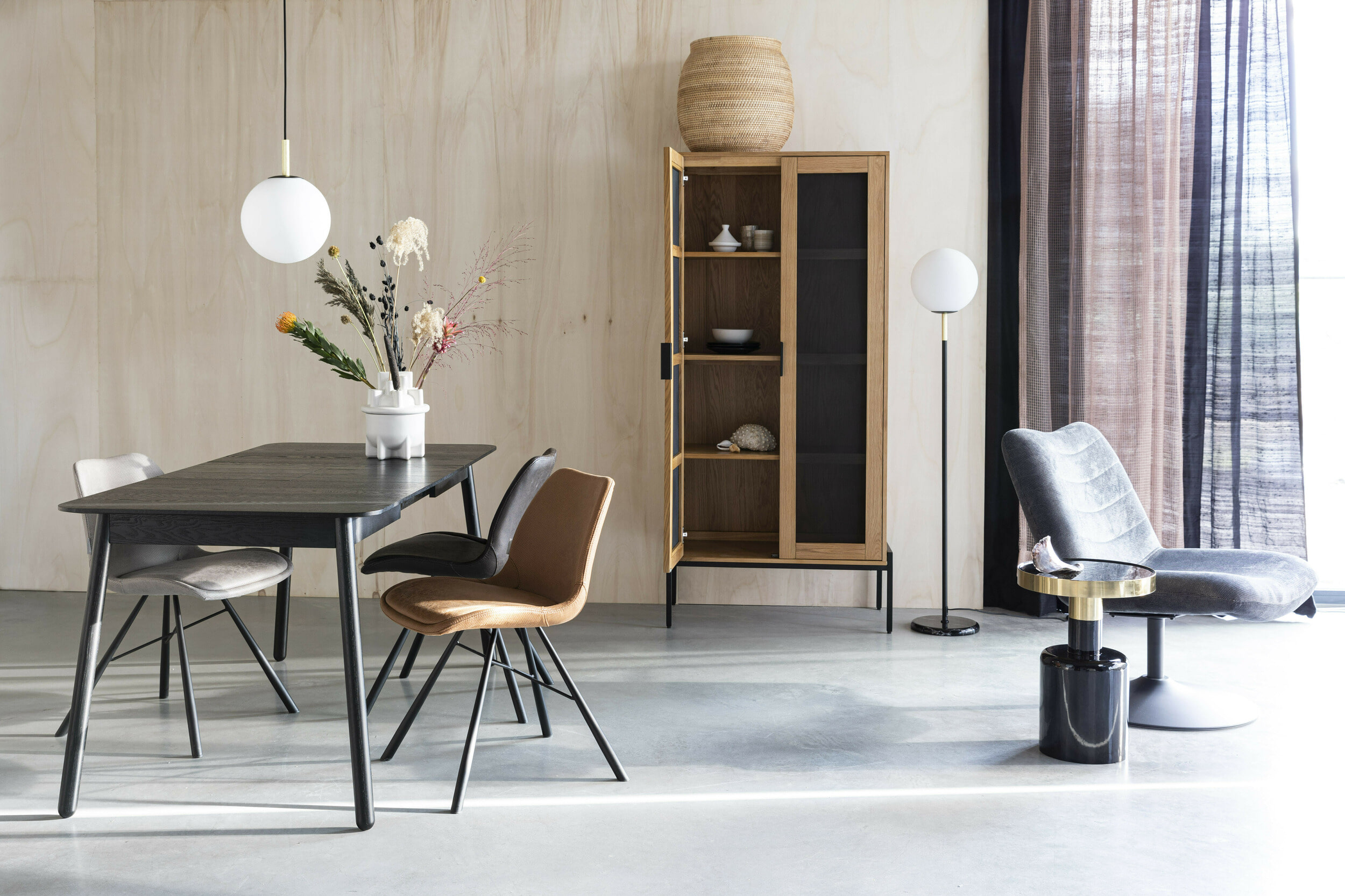 Zuiver Uitschuifbare Eettafel 'Glimps' Essenhout, 120-162 x 80cm, kleur Zwart