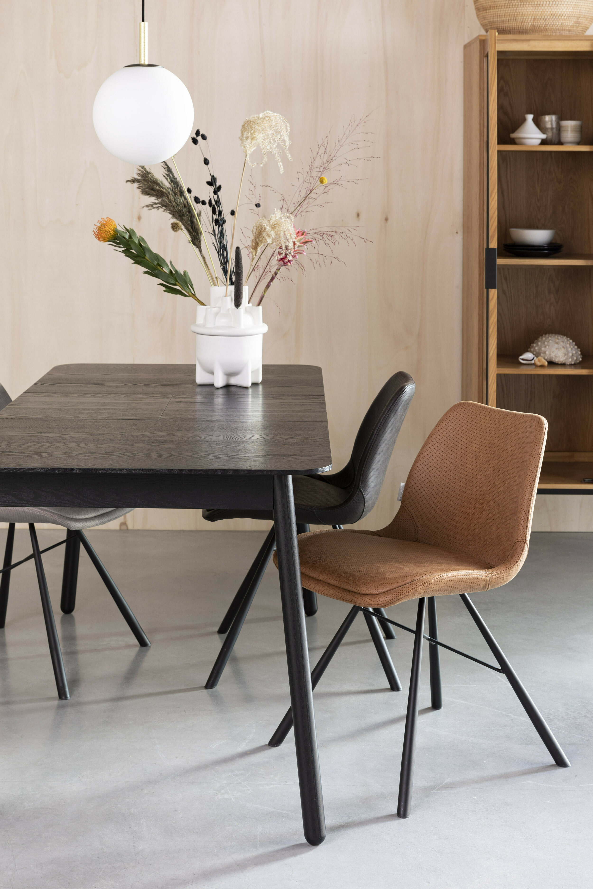 Zuiver Uitschuifbare Eettafel 'Glimps' Essenhout, 120-162 x 80cm, kleur Zwart