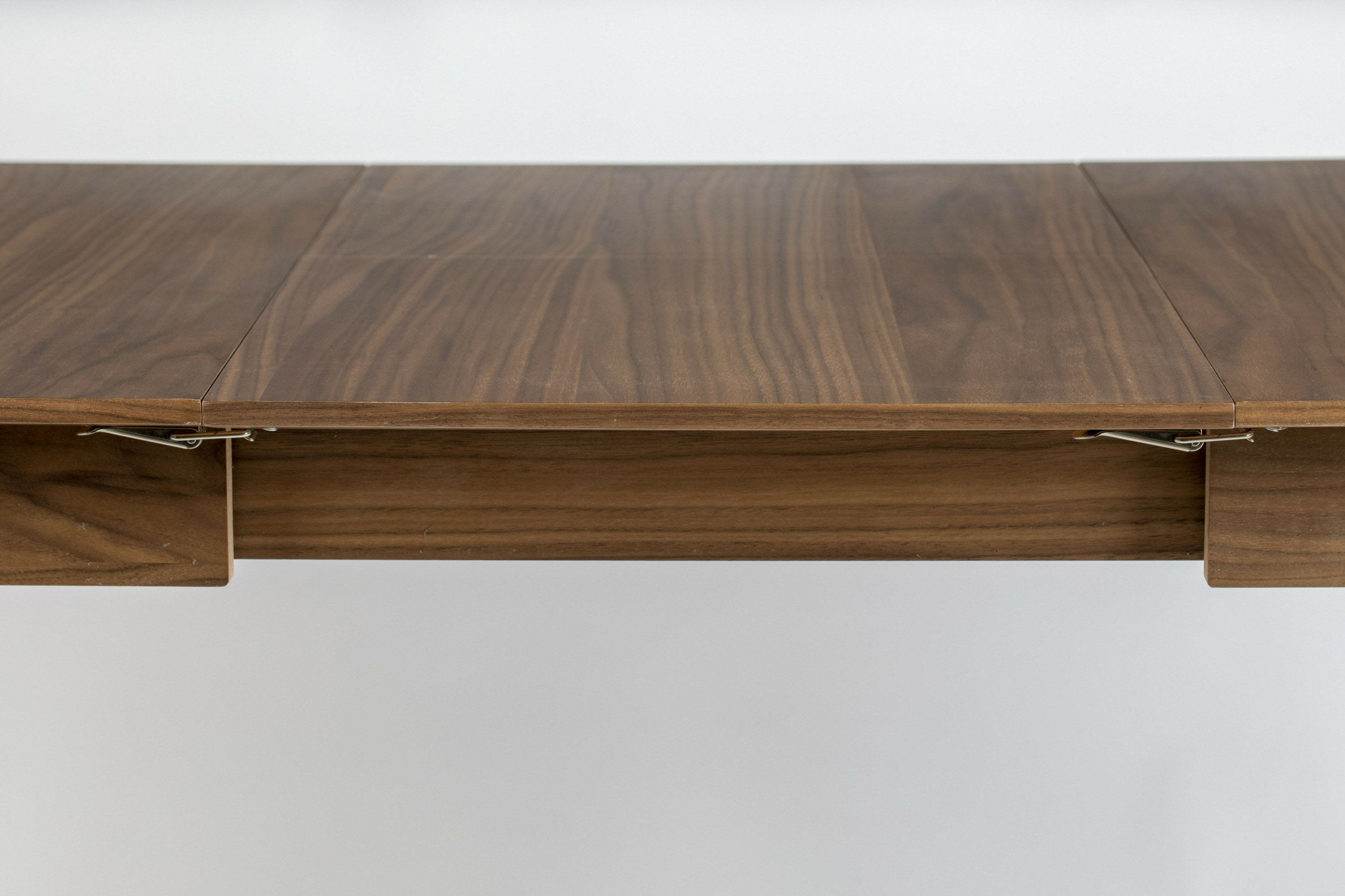 Zuiver Uitschuifbare Eettafel 'Glimps' Notenhout, kleur Bruin