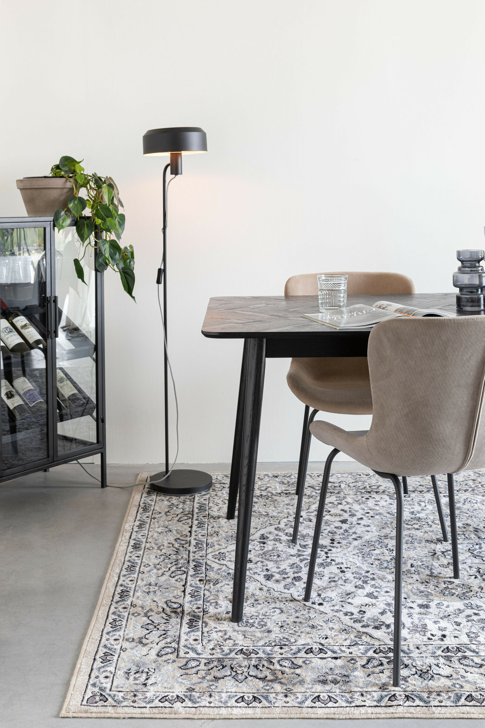 ZILT Eettafel 'Hany' Essenhout Visgraat, 180 x 90cm, kleur Zwart