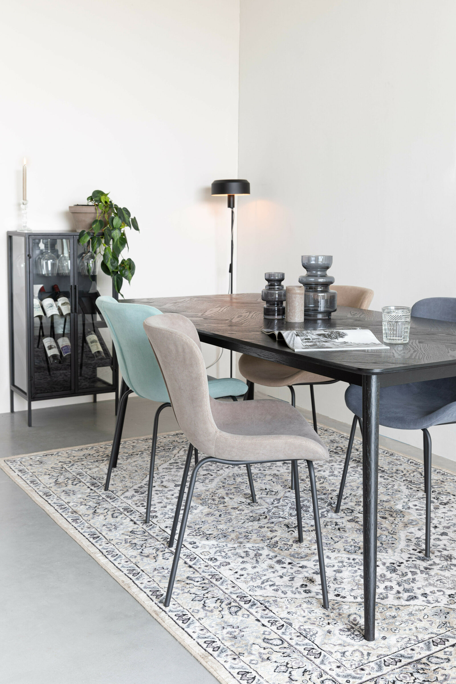 ZILT Eettafel 'Hany' Essenhout Visgraat, 180 x 90cm, kleur Zwart