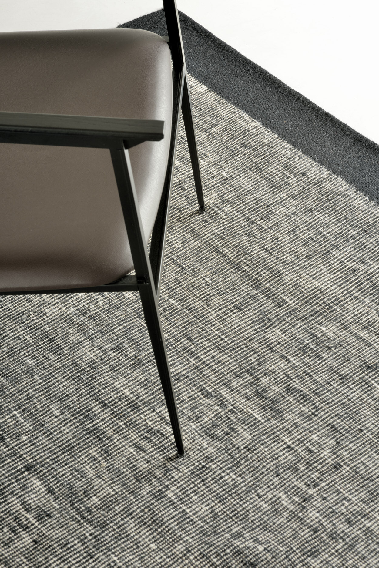 Ethnicraft Vloerkleed 'Dots' Wol, 250 x 350cm, kleur Zwart